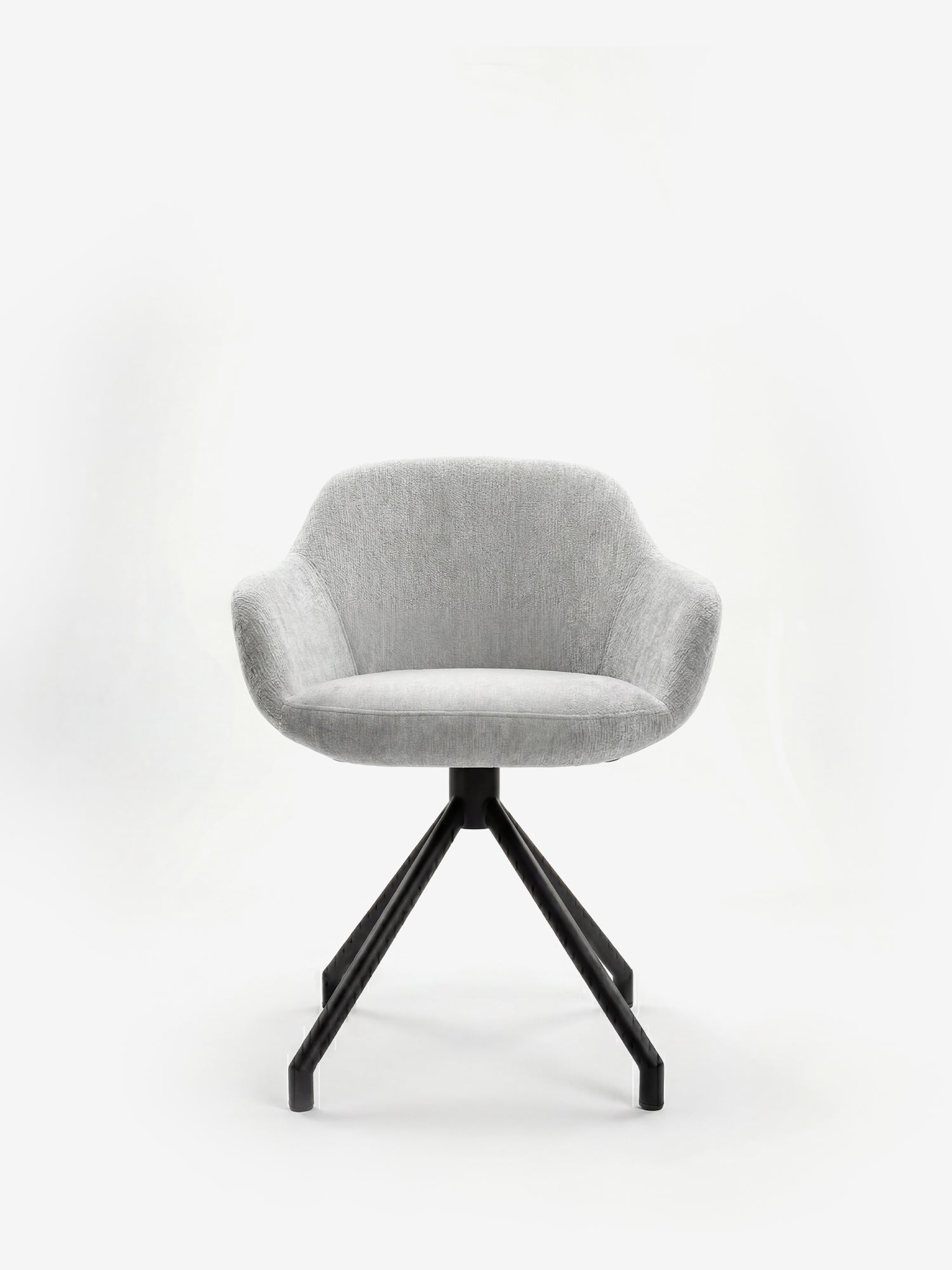 La sedia imbottita Vico di Divani.Store, realizzata in morbido tessuto soft-touch OEKO-TEX® color grigio chiaro, presenta uno schienale curvo, braccioli e gambe in metallo nero dal design geometrico contemporaneo su sfondo bianco.