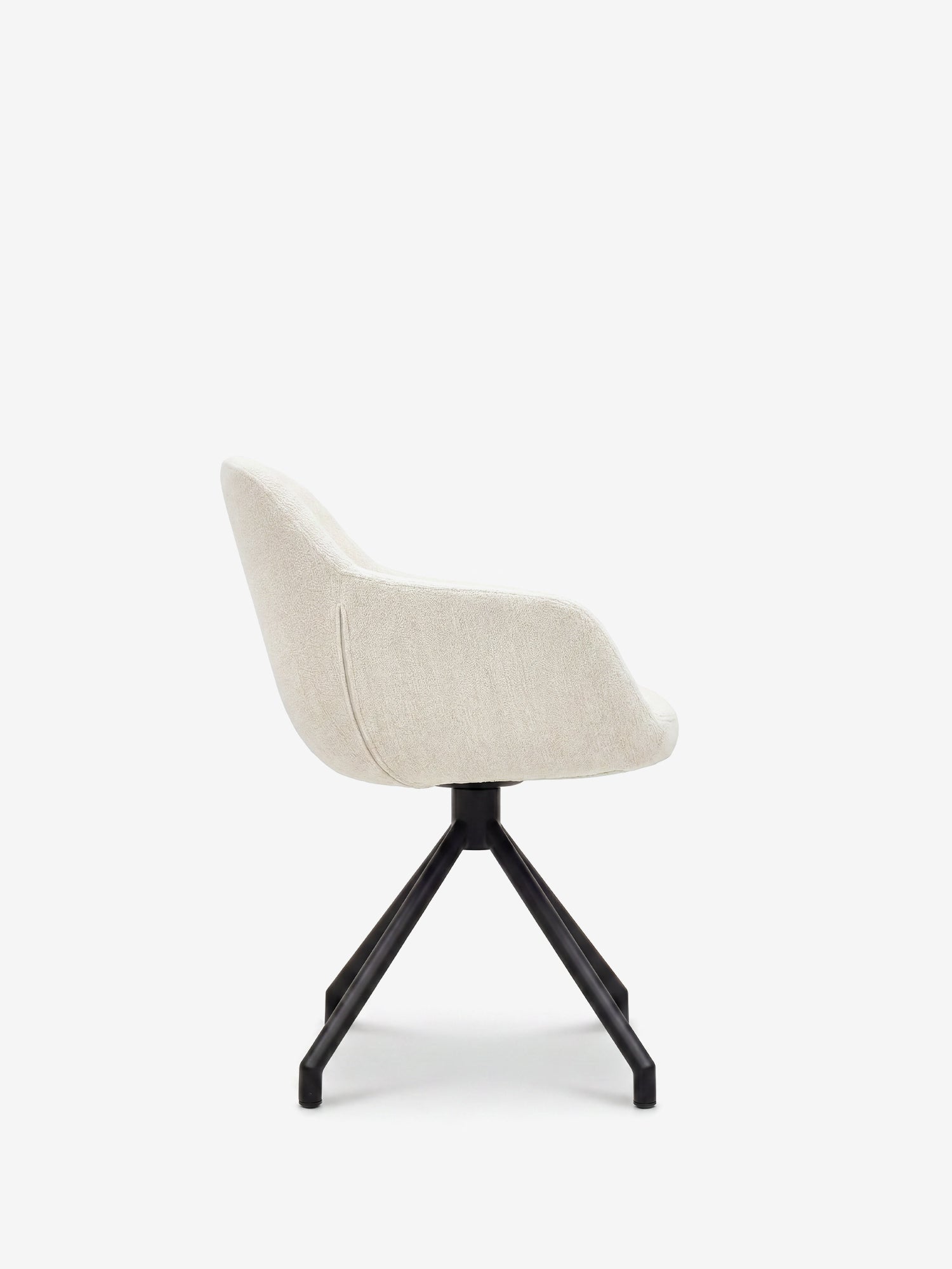 La sedia imbottita Vico di Divani.Store, realizzata in morbido tessuto soft-touch OEKO-TEX® color beige chiaro, presenta schienale e seduta curvi, rivestimento in ciniglia e quattro gambe in metallo nero, per un design contemporaneo che risalta sullo sfondo bianco.