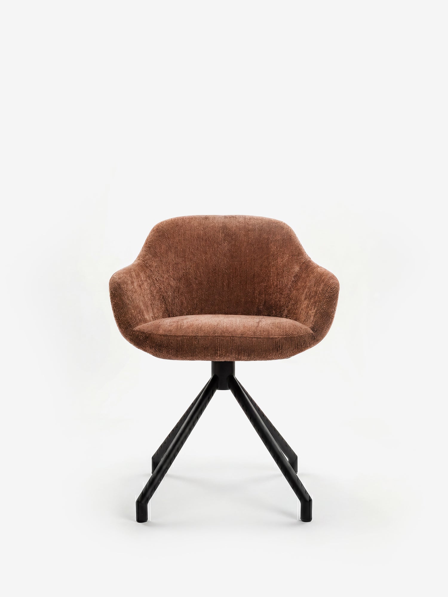 La sedia imbottita Vico di Divani.Store presenta una seduta in tessuto marrone morbido al tatto certificato OEKO-TEX®, con braccioli ricurvi e una base in metallo nero con quattro gambe angolate, il tutto su uno sfondo bianco a tinta unita.