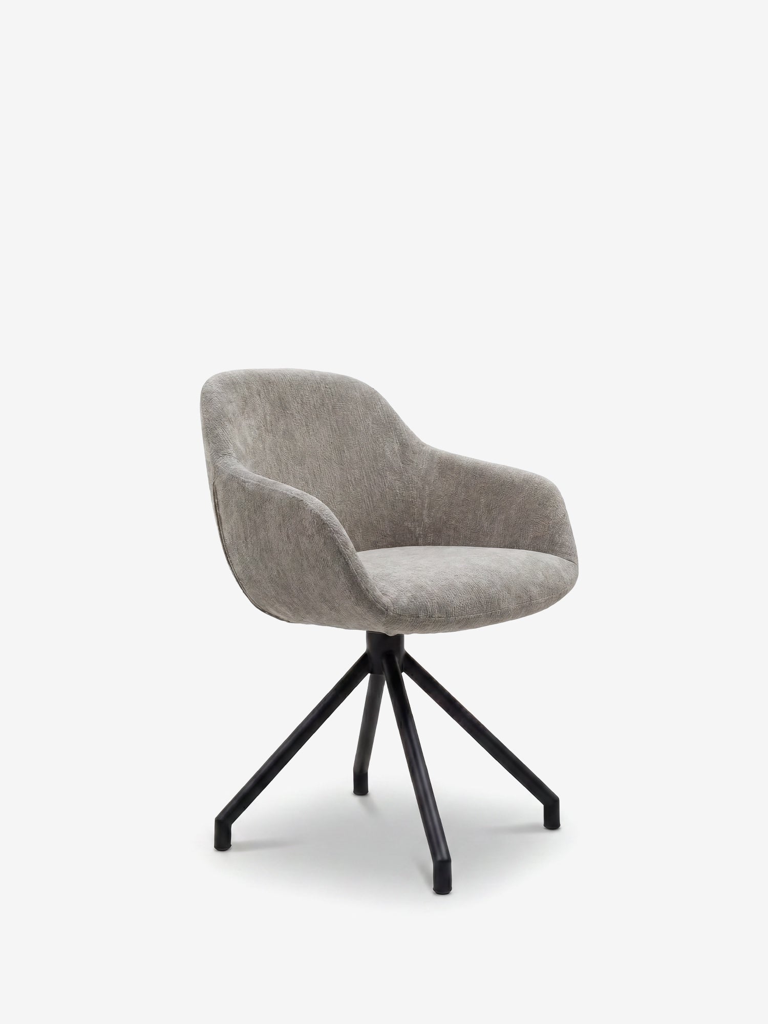 La sedia imbottita Vico di Divani.Store è realizzata in tessuto grigio chiaro morbido al tatto certificato OEKO-TEX®, presenta braccioli ricurvi e quattro gambe in metallo nero che convergono al centro, conferendole un aspetto robusto e contemporaneo su uno sfondo bianco.