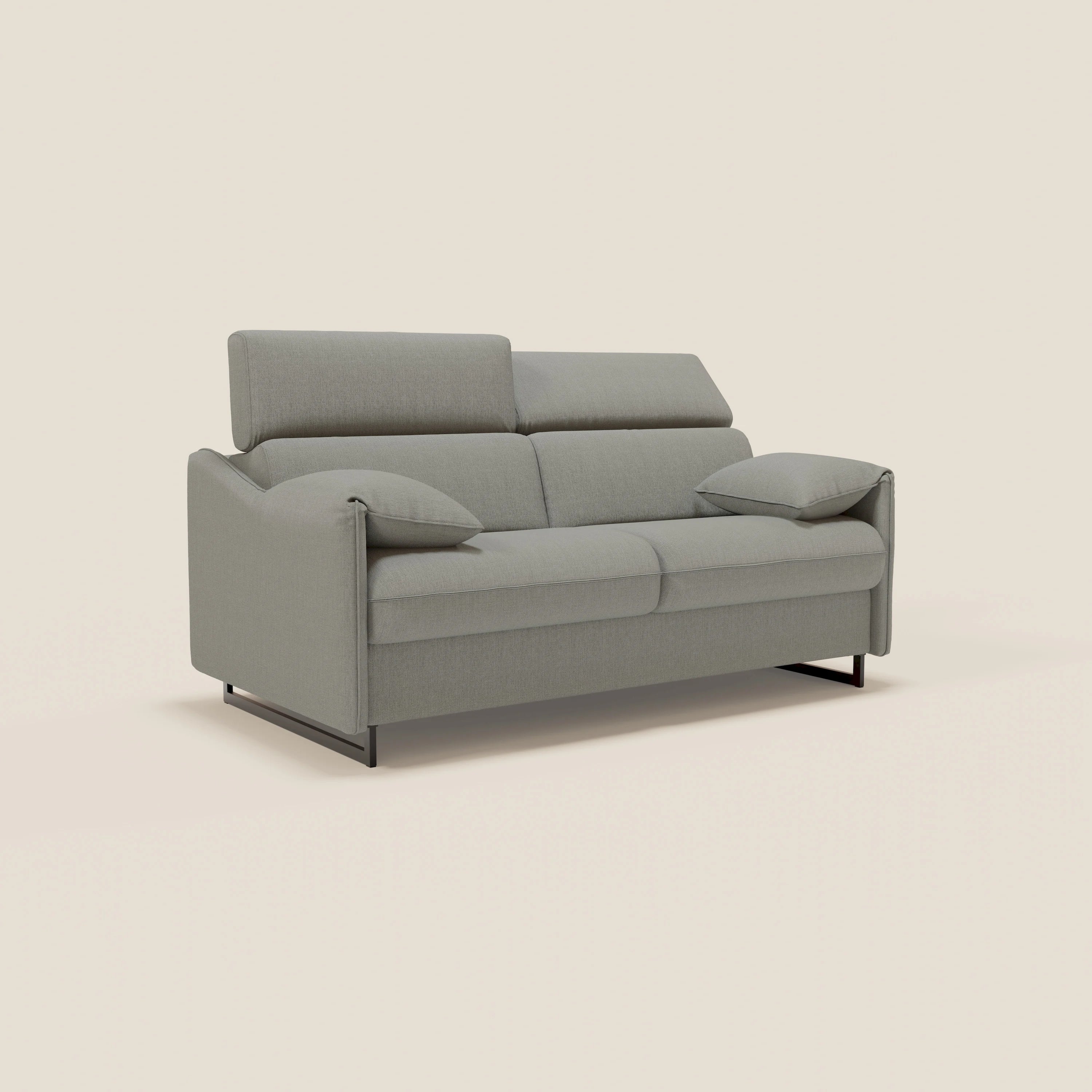 Il divano letto Violetta 197 cm di Divani.Store è dotato di poggiatesta regolabili, braccioli mobili e tessuto impermeabile T13 grigio. Include un materasso da 160x197 cm (H18 cm) e poggia su gambe di metallo nero.