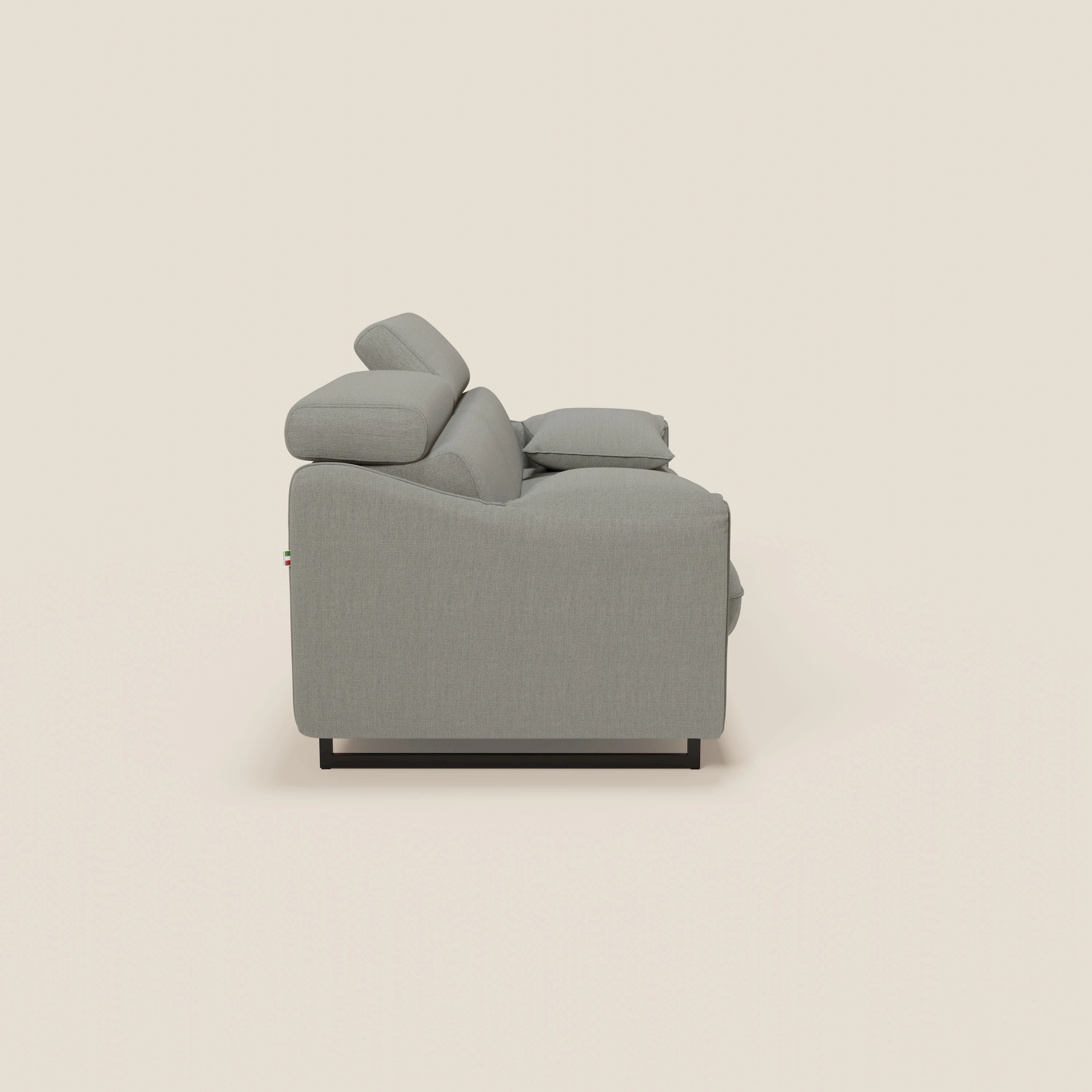 Vista laterale del divano letto Violetta 197 cm di Divani.Store in tessuto impermeabile T13 GRIGIO, con poggiatesta reclinabile e braccioli mobili. Presenta cuscini in feltro e gambe corte scure per un look moderno e confortevole.