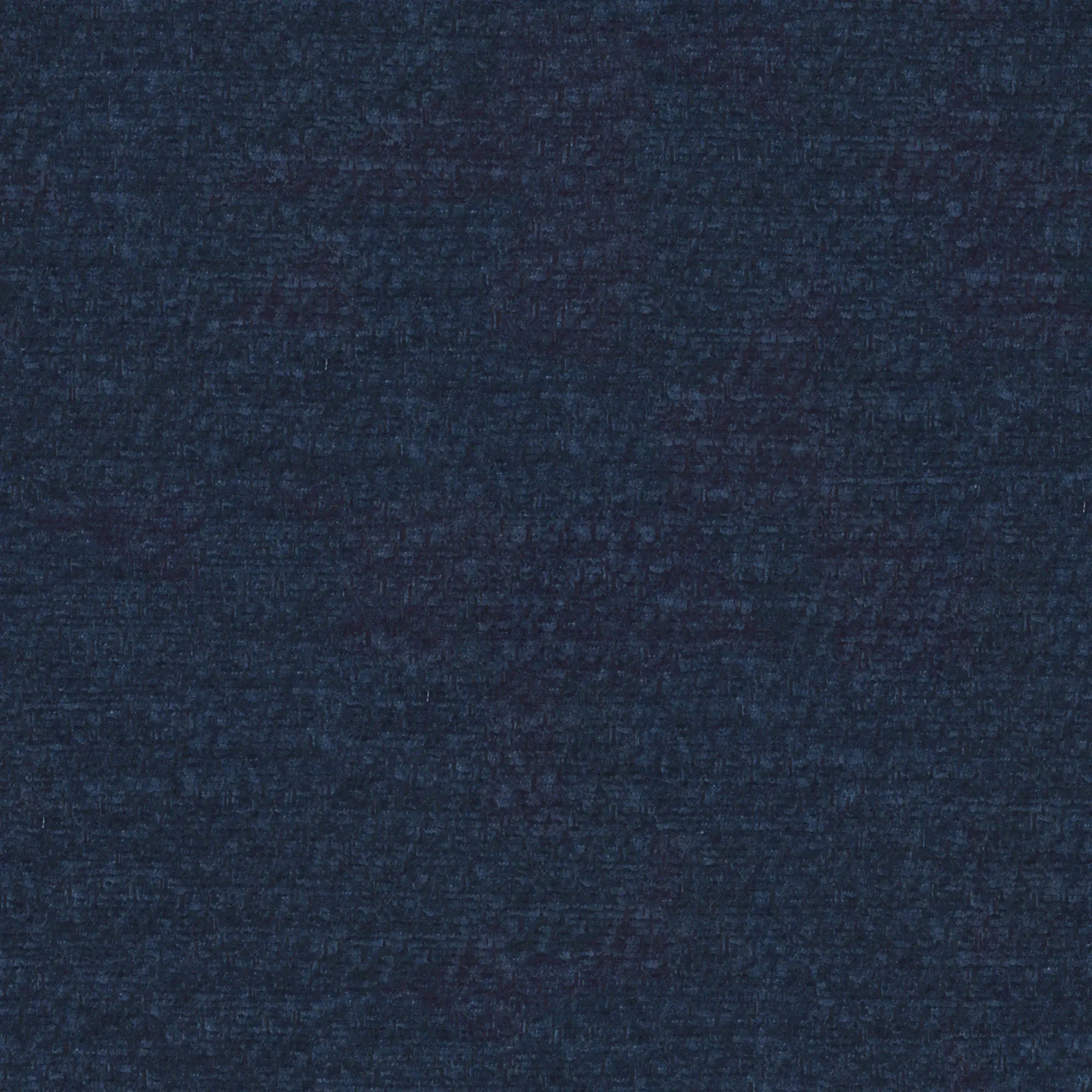 Il letto imbottito KAELOS minimal di Letti.store è rivestito in tessuto ciniglia blu scuro con una delicata trama intrecciata, ideale per la sua testiera arrotondata e la base contenitiva, che conferiscono profondità e morbidezza all’arredamento della vostra camera da letto.