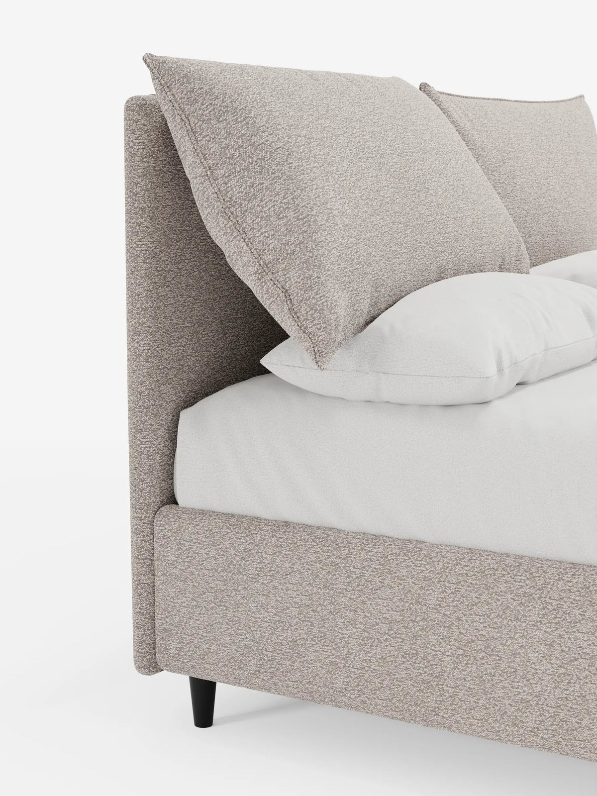Un letto imbottito ZAYRON con contenitore e morbidi cuscini regolabili, rivestito in tessuto beige testurizzato e dotato di testiera regolabile, con un cuscino bianco di grandi dimensioni e uno più piccolo su una biancheria da letto candida, su uno sfondo bianco a tinta unita.
