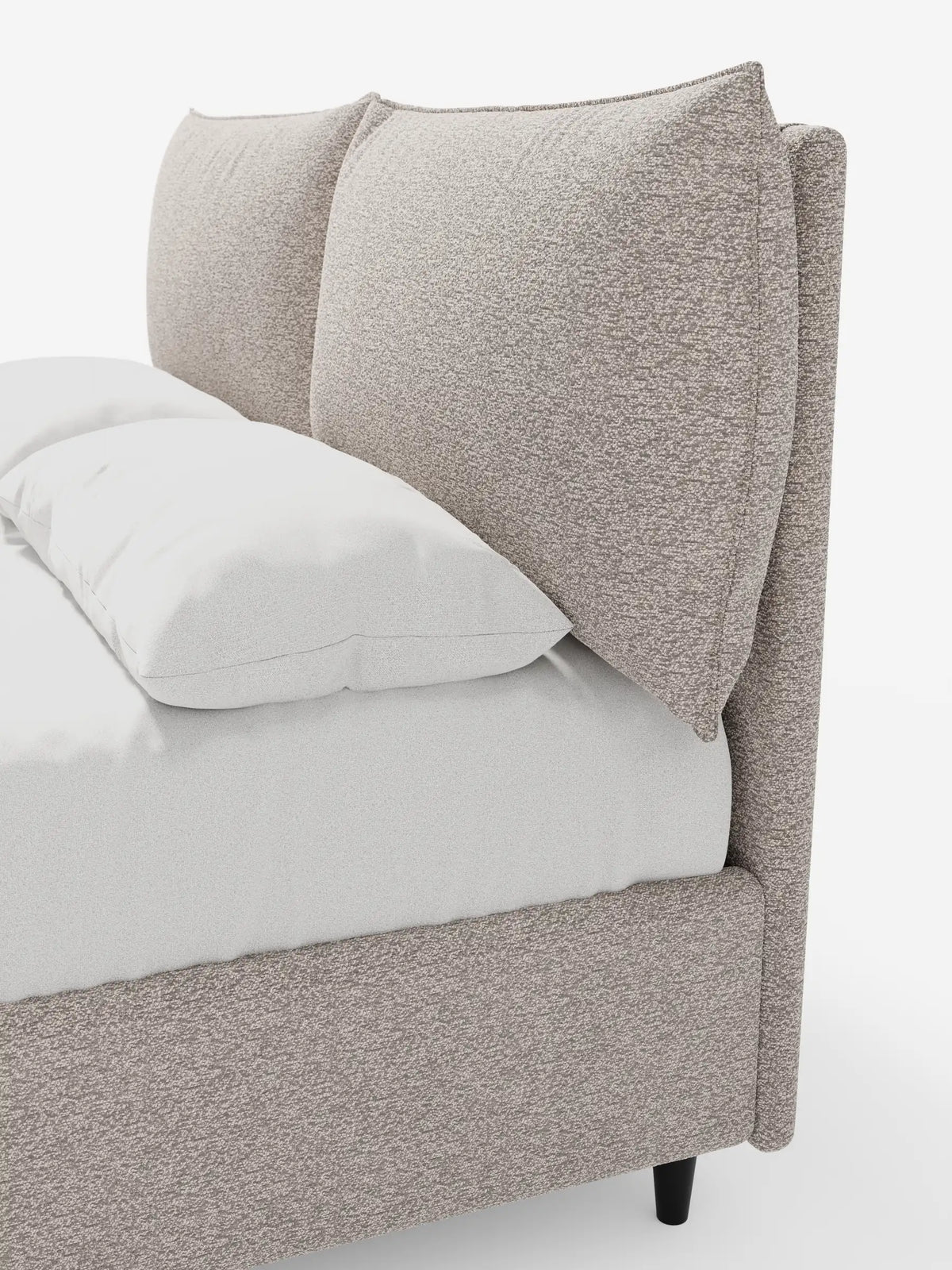 ZAYRON, letto imbottito con contenitore e morbidi cuscini regolabili: un letto moderno con due cuscini regolabili dalla trama beige-grigia, lenzuola bianche immacolate e gambe cilindriche scure su uno sfondo bianco a tinta unita.