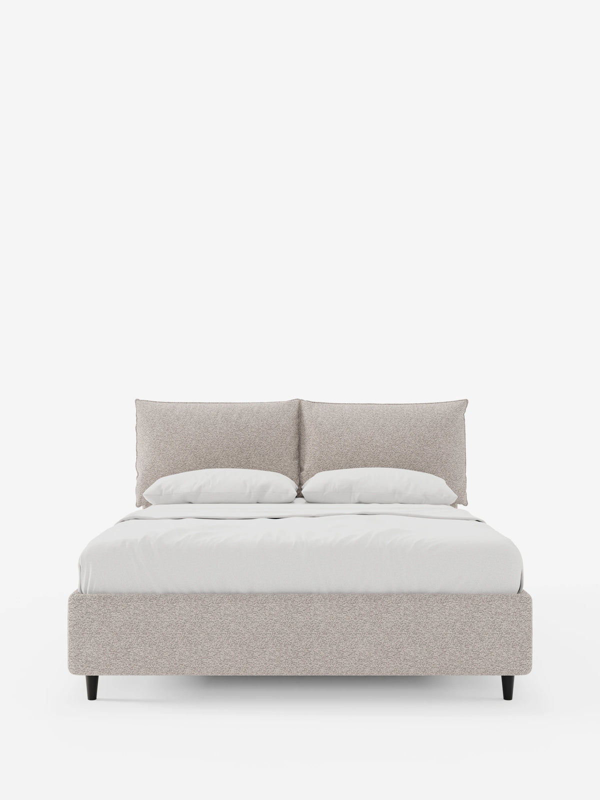 Un moderno letto imbottito ZAYRON con contenitore e morbidi cuscini regolabili, caratterizzato da una struttura in beige chiaro con finitura testurizzata, testiera a doppio cuscino, biancheria da letto bianca e gambe corte nere su sfondo bianco.