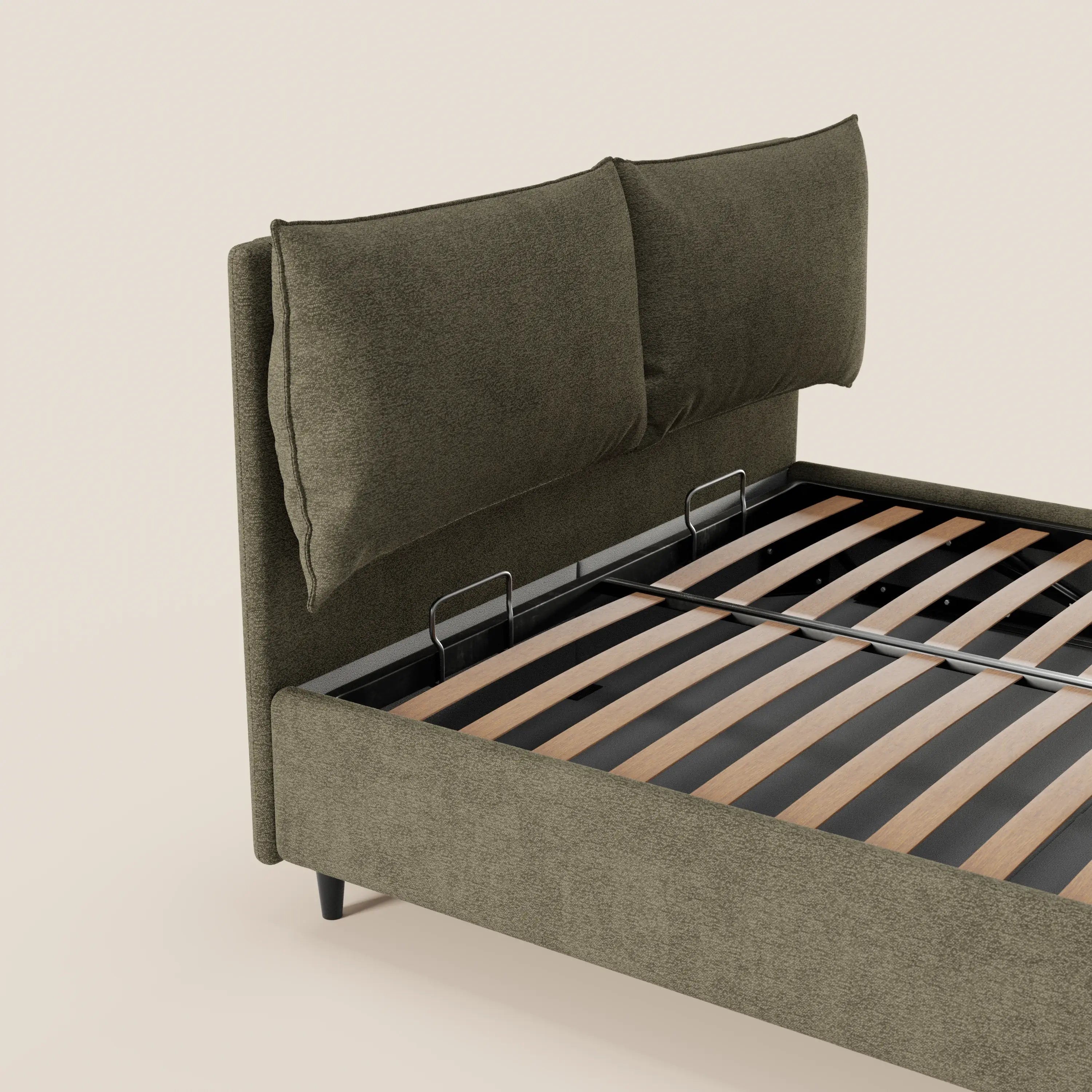 Il letto imbottito ZAYRON di Letti.store è caratterizzato da un moderno tessuto verde oliva certificato Oeko-Tex®, morbidi cuscini regolabili per la testiera, struttura in metallo nero, doghe in legno chiaro, gambe corte nere e un ampio vano contenitore.