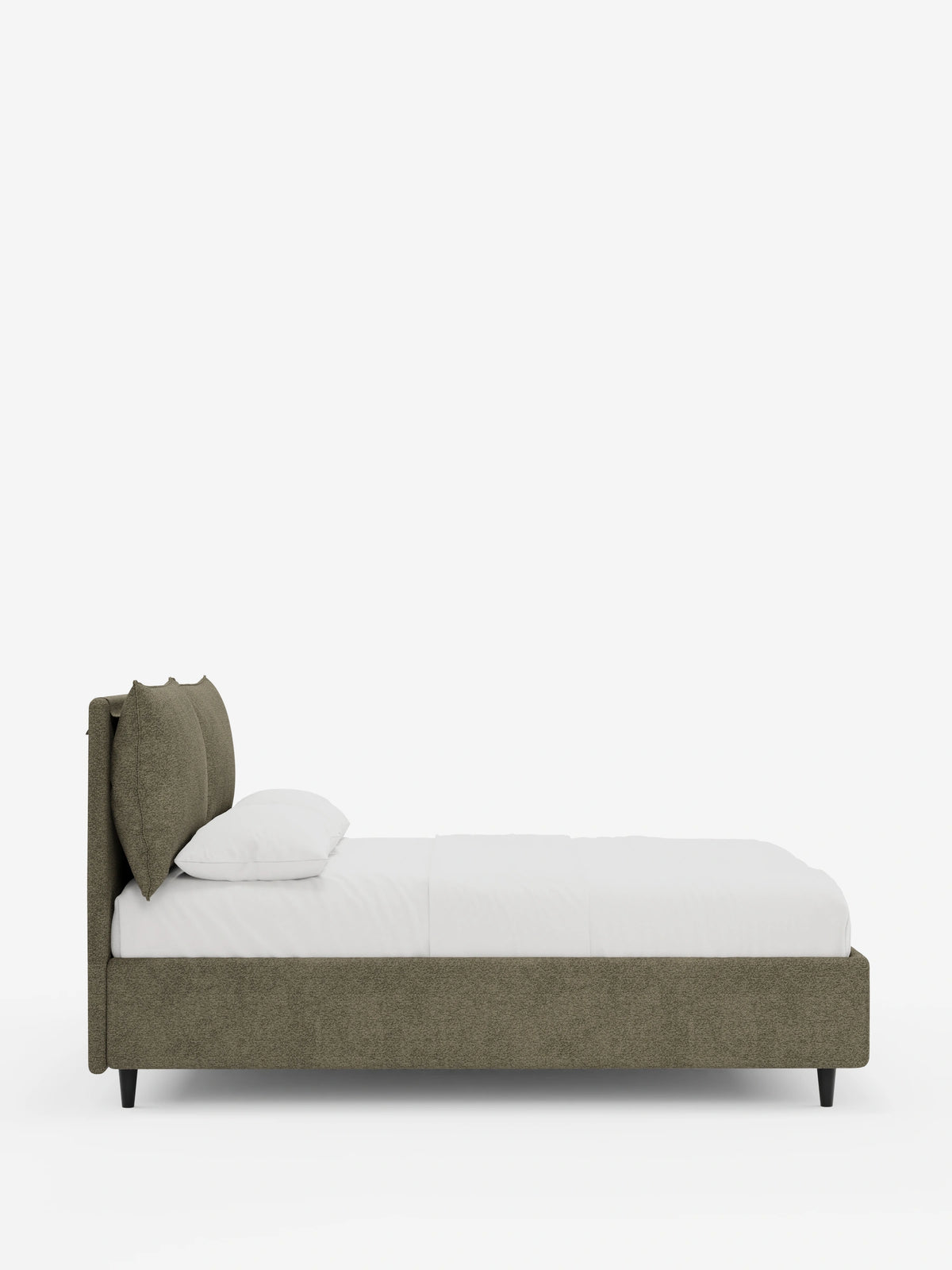 Vista laterale di un letto imbottito ZAYRON con contenitore e morbidi cuscini regolabili in tessuto testurizzato color oliva-marrone, caratterizzato da un'alta testiera regolabile con due cuscini arrotondati, su gambe corte, scure e affusolate, con biancheria da letto bianca.