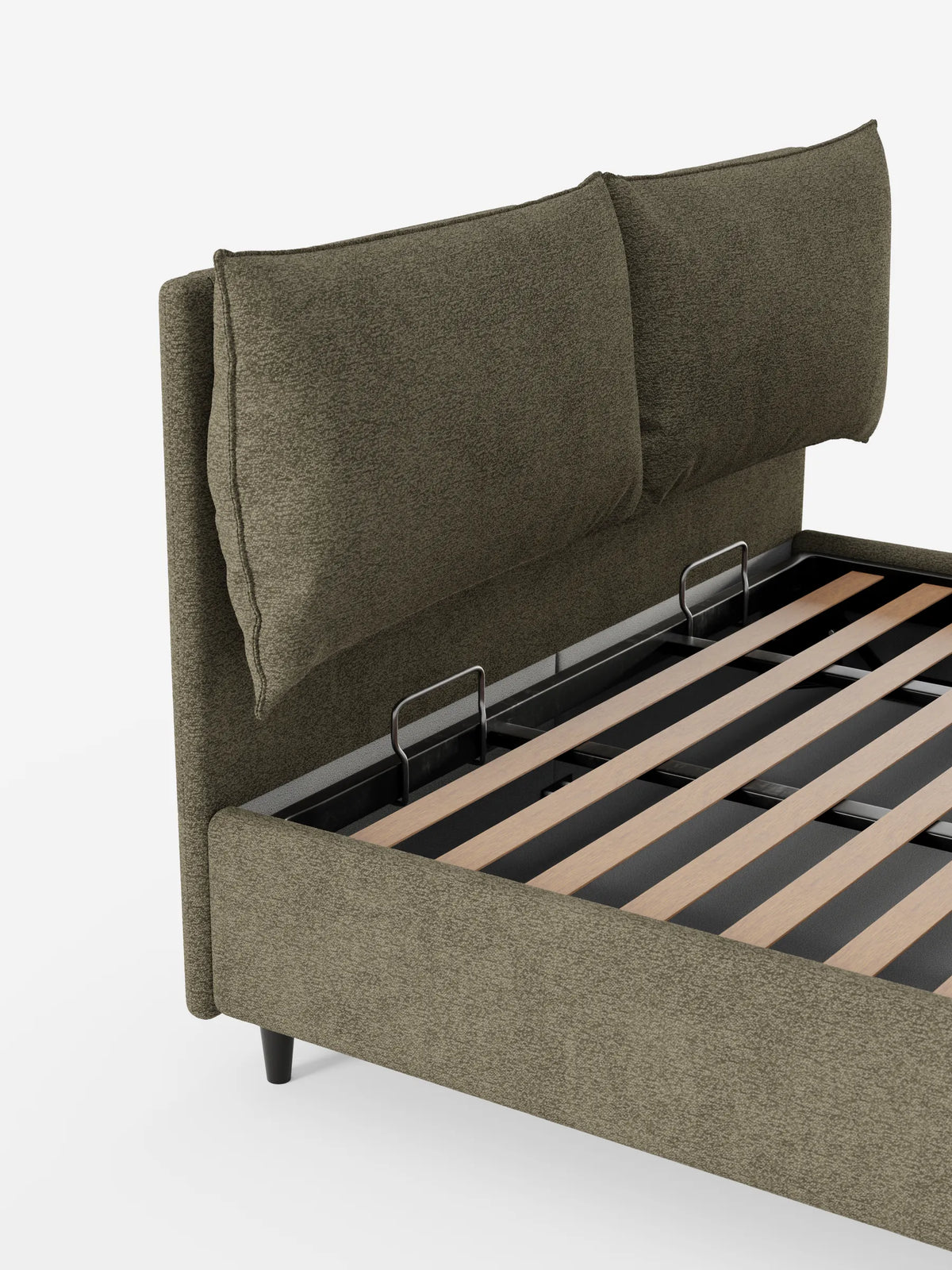 ZAYRON, letto imbottito con contenitore e morbidi cuscini regolabili: un letto verde oliva con cuscini regolabili, doghe in legno a vista e sottili maniglie in metallo su gambe nere, su sfondo bianco.