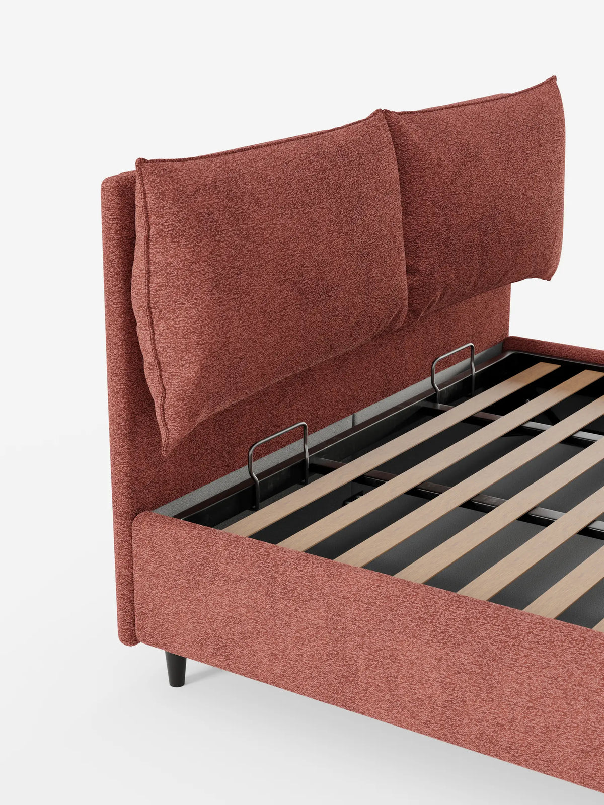 ZAYRON: letto imbottito con vano contenitore e morbidi cuscini regolabili; un moderno letto imbottito color mattone con cuscini regolabili sulla testiera e una piattaforma rialzata che rivela una base a doghe in legno e un vano contenitore.