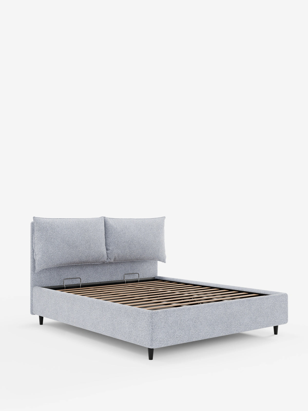 Un moderno letto imbottito ZAYRON, in grigio chiaro screziato, con contenitore e morbidi cuscini regolabili, su sfondo bianco, caratterizzato da una testiera regolabile con due cuscini regolabili e da una base aperta con doghe in legno su gambe nere.