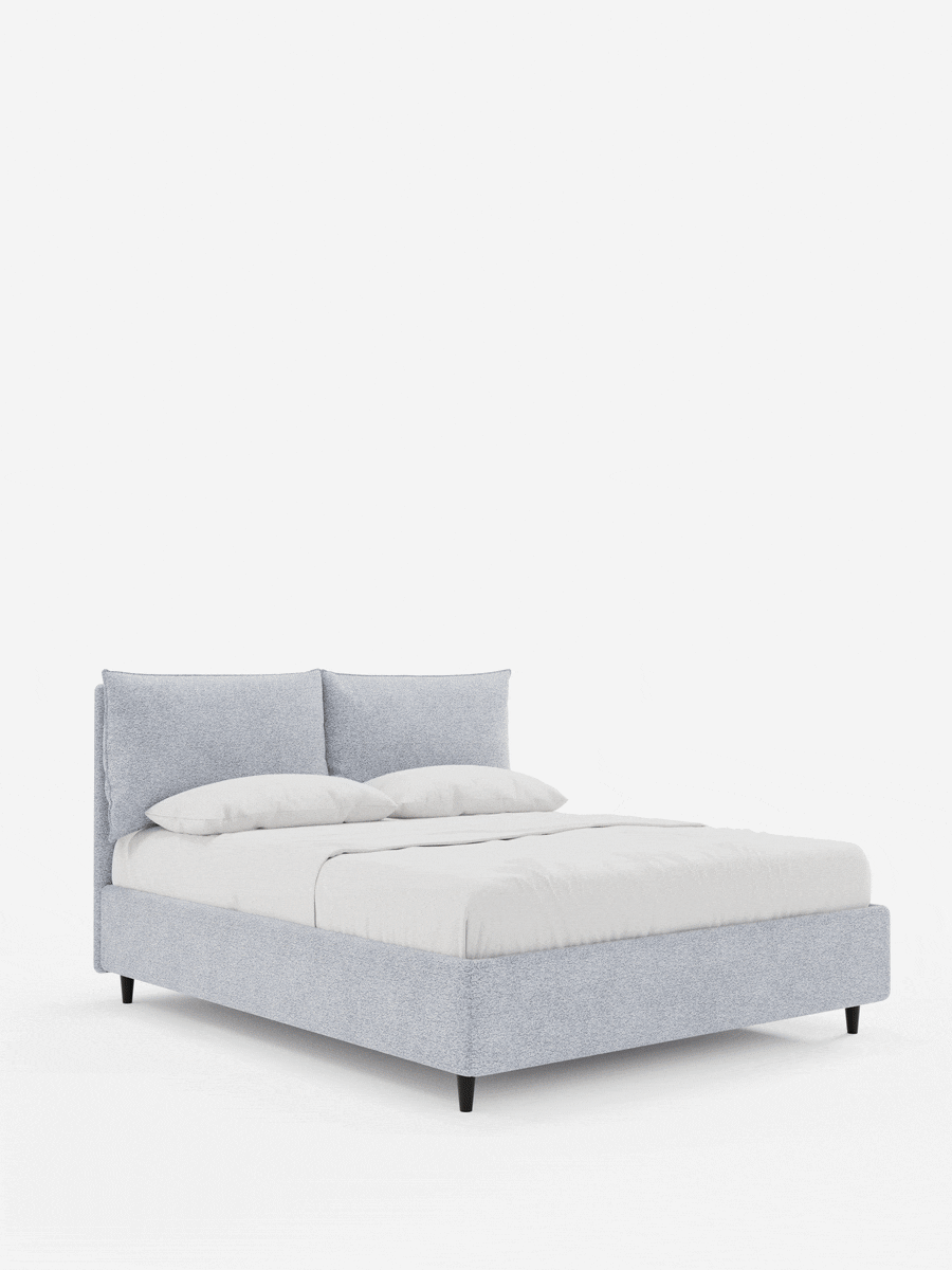 Il letto imbottito ZAYRON con contenitore e morbidi cuscini regolabili è un moderno letto matrimoniale imbottito di colore grigio chiaro, dotato di testiera regolabile, due cuscini, biancheria da letto bianca e gambe affusolate scure su sfondo bianco.