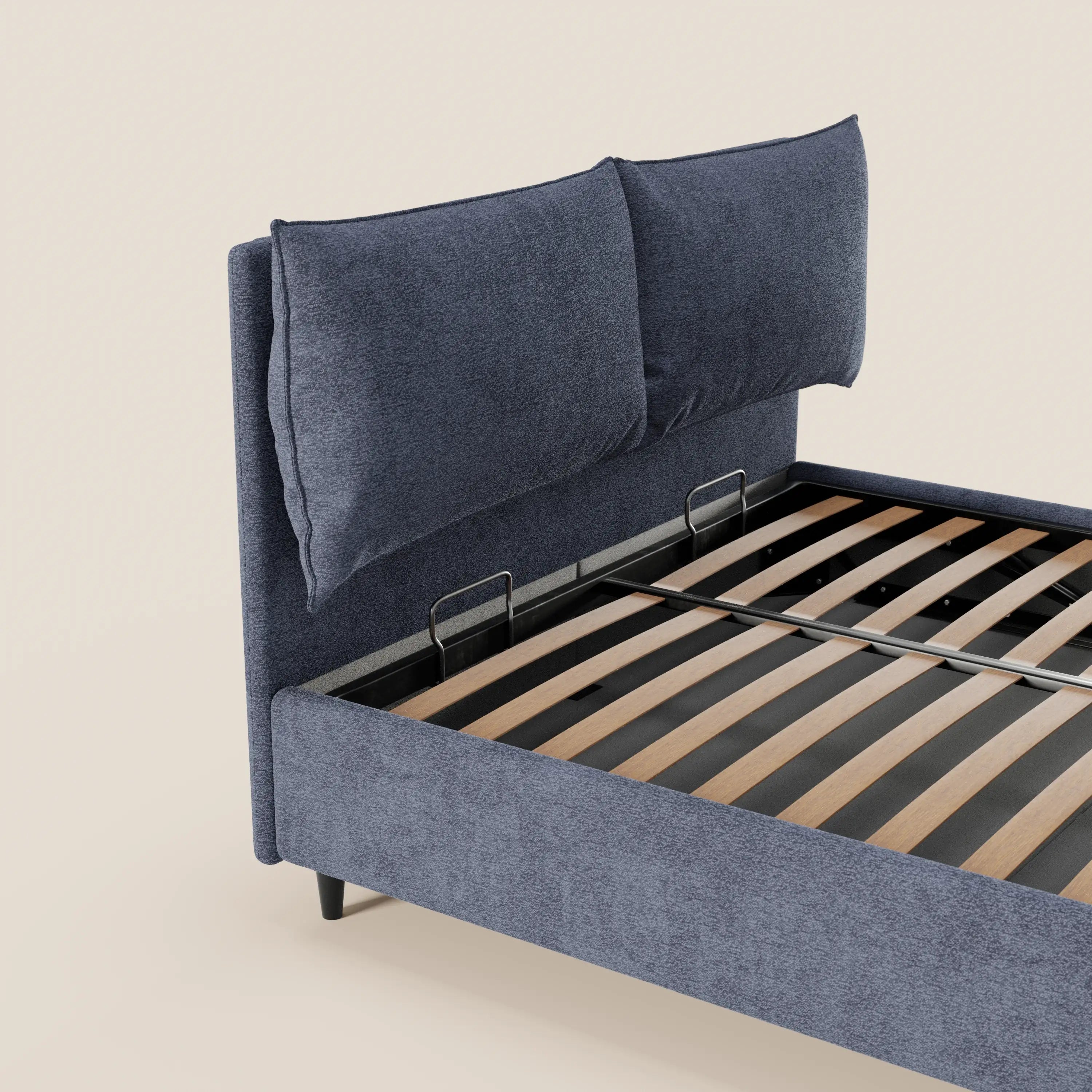 Il letto imbottito ZAYRON di Letti.store è caratterizzato da un moderno tessuto certificato Oeko-Tex®, una testiera rivestita in grigio scuro con due grandi cuscini regolabili, doghe in legno per il sostegno, dettagli in metallo nero e vano contenitore integrato.