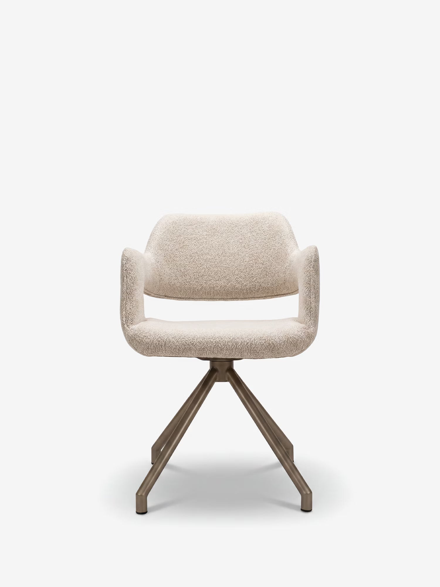 La sedia imbottita di design Zefira con braccioli di Divani.Store è caratterizzata da un tessuto effetto cotone beige chiaro, uno schienale curvo, ampi braccioli e una base a quattro gambe in metallo color champagne, raffigurata su uno sfondo bianco.