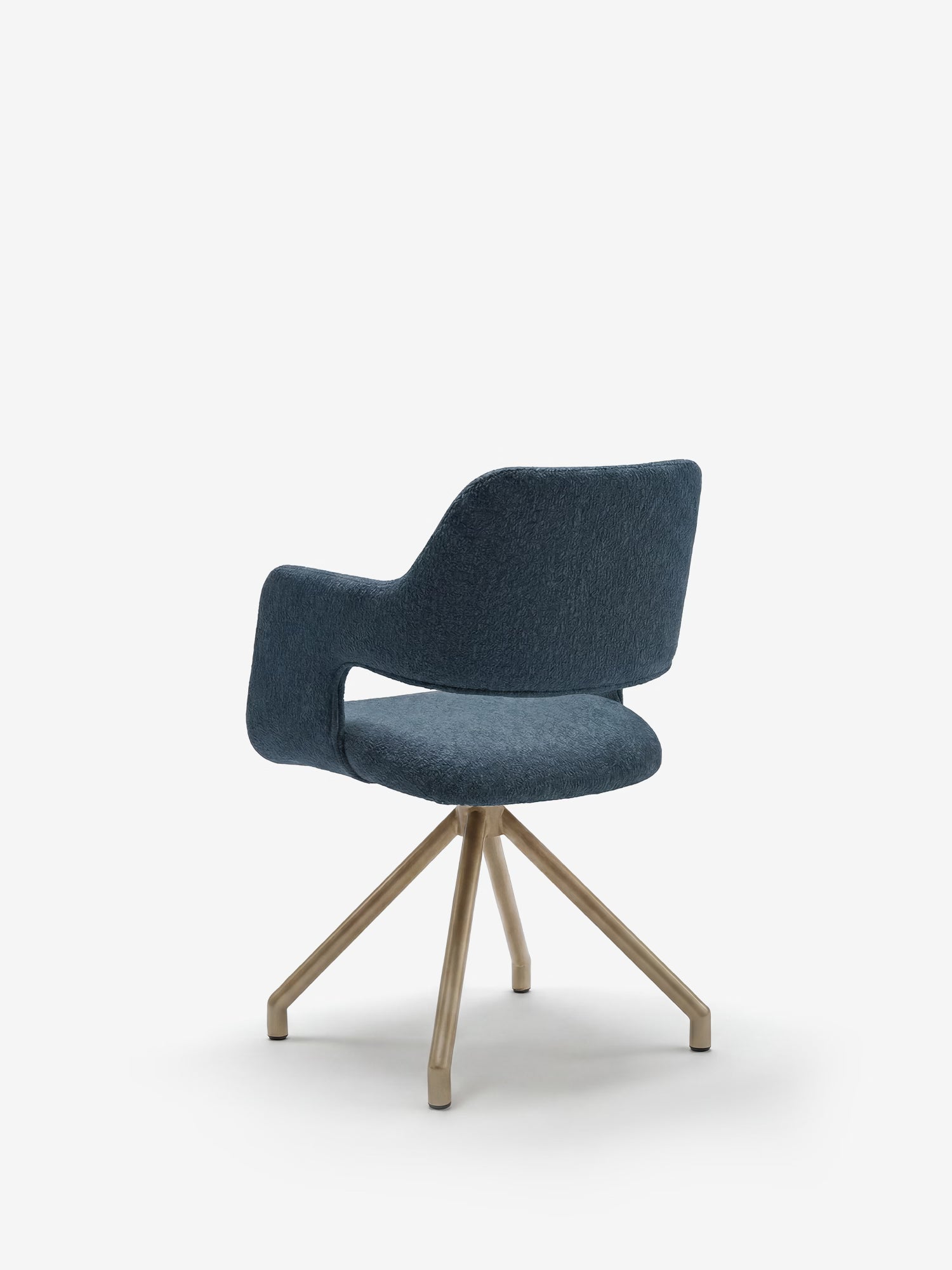 La Zefira di Divani.Store è una poltrona di design imbottita con braccioli, rivestita in tessuto effetto cotone blu scuro e con base in metallo color champagne, perfetta su uno sfondo bianco.