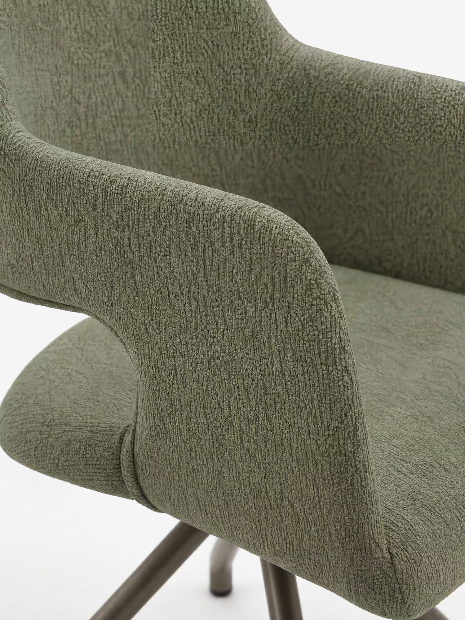 Primo piano della sedia di design imbottita Zefira di Divani.Store con braccioli, caratterizzata da un rivestimento in tessuto effetto cotone verde oliva, braccioli ricurvi, seduta imbottita senza cuciture e una base girevole in metallo color champagne. Sfondo bianco.