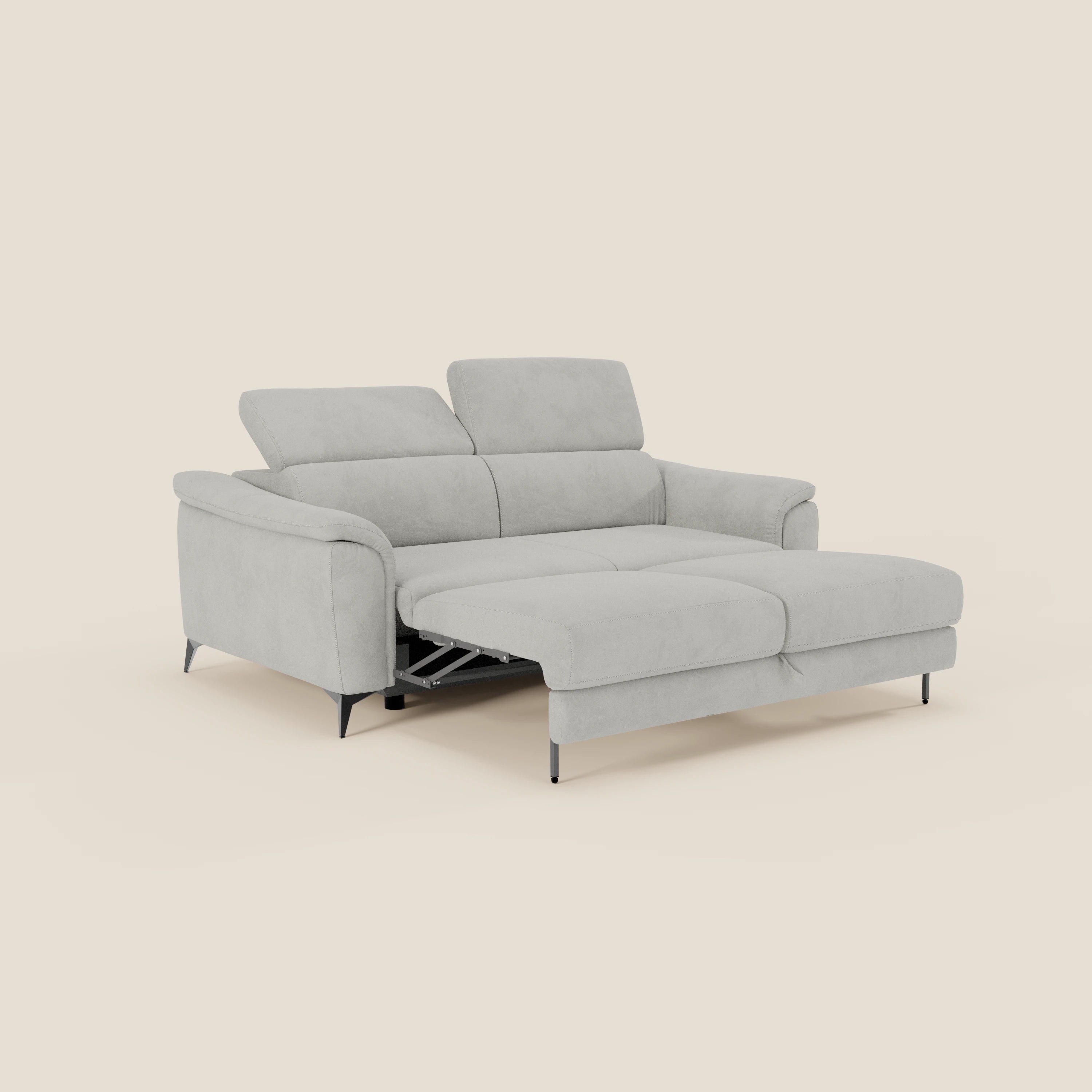 Arcos Divano 3 posti di Divani.Store è caratterizzato da poggiatesta regolabili, una seduta reclinabile, ampi braccioli e sottili gambe in metallo nero con microfibra impermeabile grigio chiaro T11, su sfondo beige.