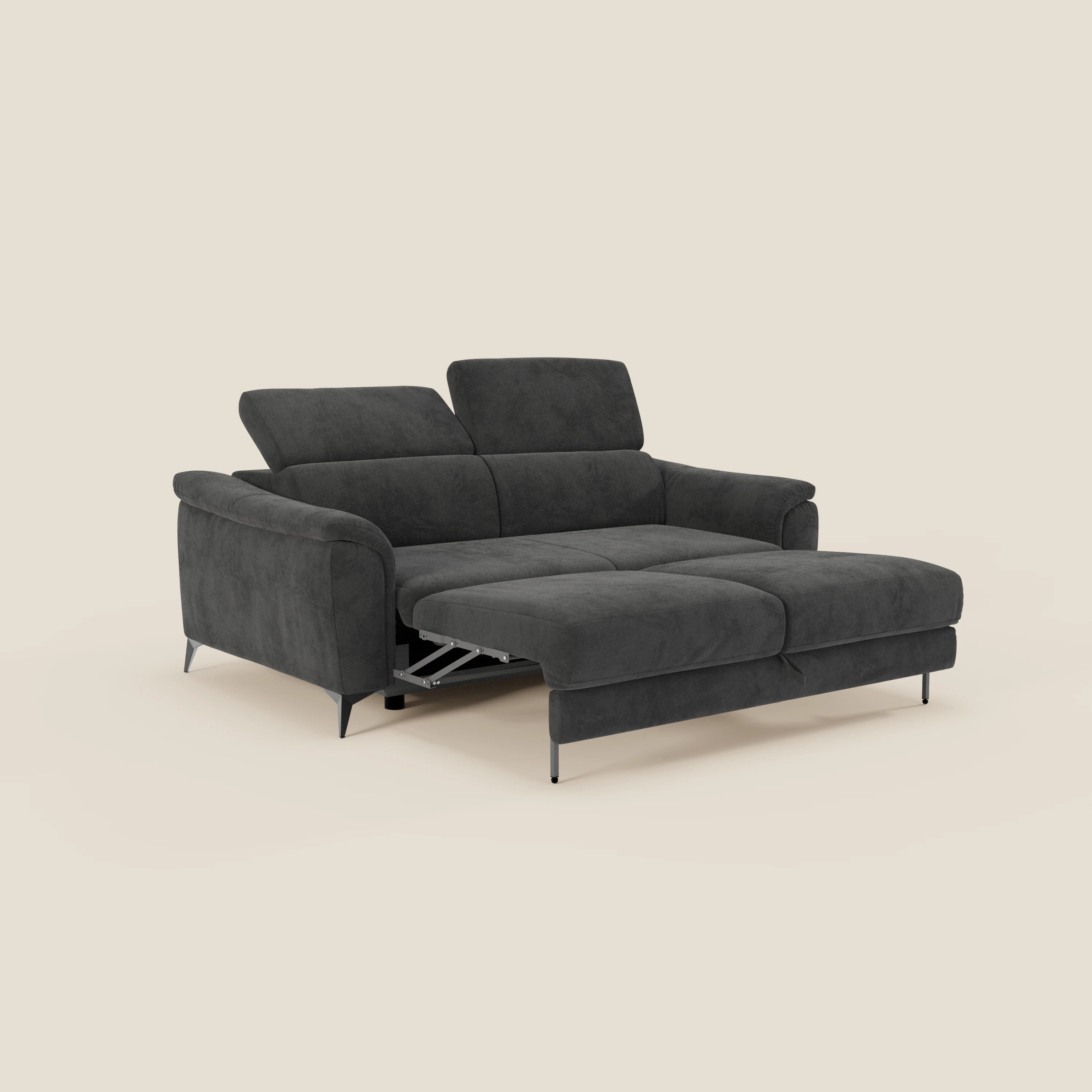 Arcos Divano 3 posti di Divani.Store è caratterizzato da alte gambe in metallo, poggiatesta reclinabili e microfibra nera T11 resistente all'acqua. La chaise allungata rivela un letto estraibile, creando un look elegante e moderno su uno sfondo color crema.