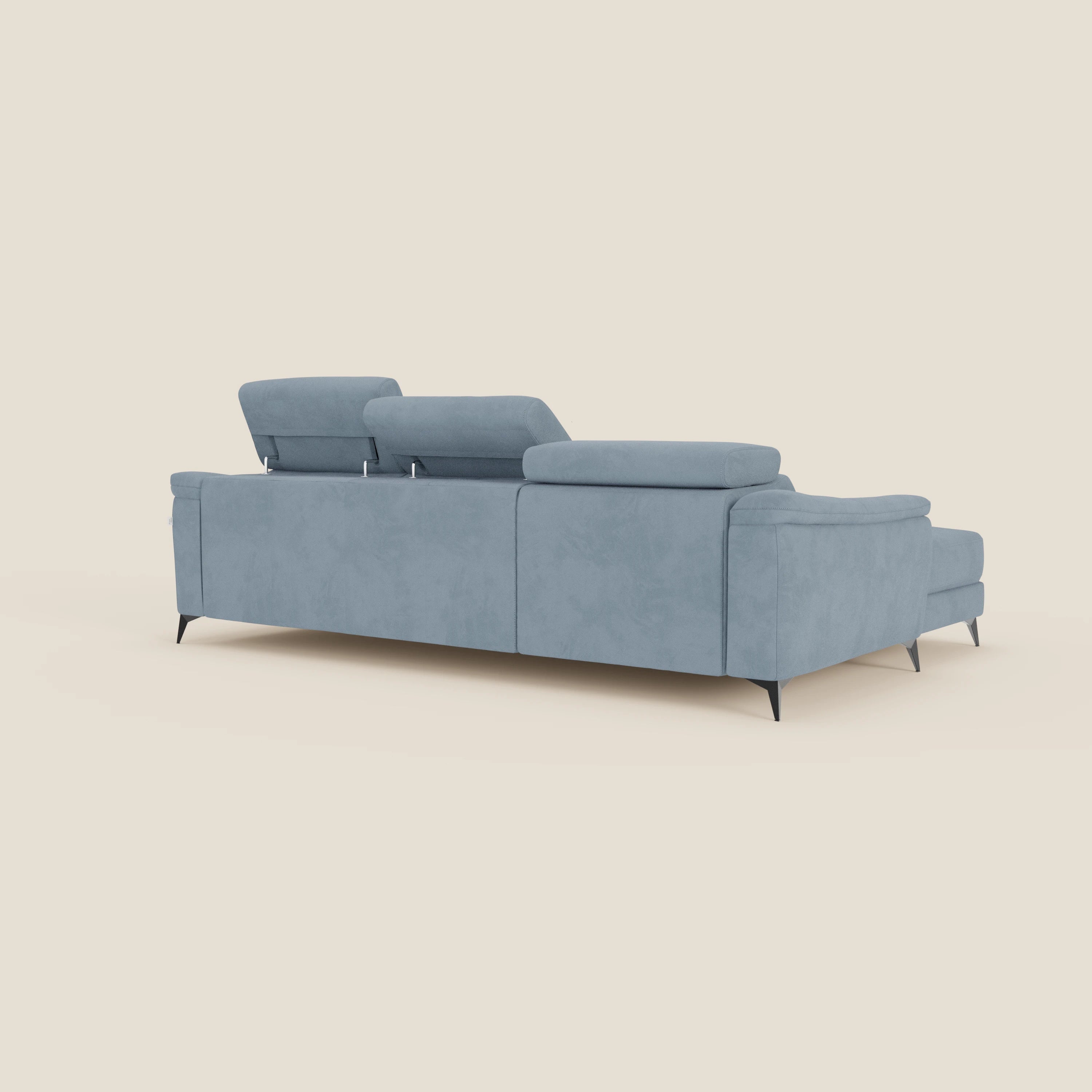 L'Arcos Divano con penisola e sedute estraibili di Divani.Store, in microfibra impermeabile T11 carta da zucchero, ha poggiatesta reclinabili, piedini alti neri e design contemporaneo che risale su sfondo chiaro.