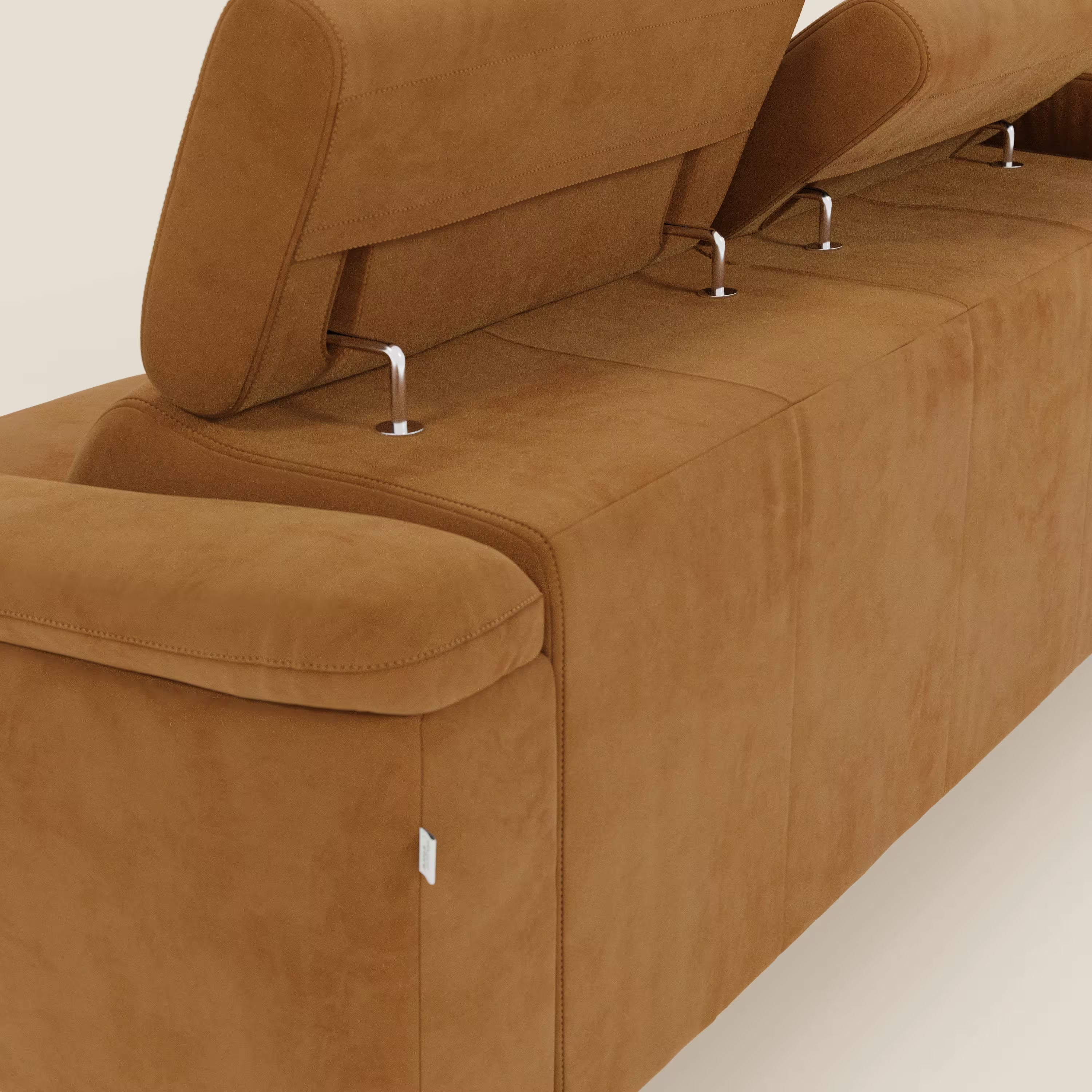 Un primo piano di Arcos Divano con penisola di Divani.Store mostra il suo design moderno in microfibra impermeabile T11 cuoio, con poggiatesta reclinabili - due inclinati verso l'alto - e alte gambe cromate visibili sotto.