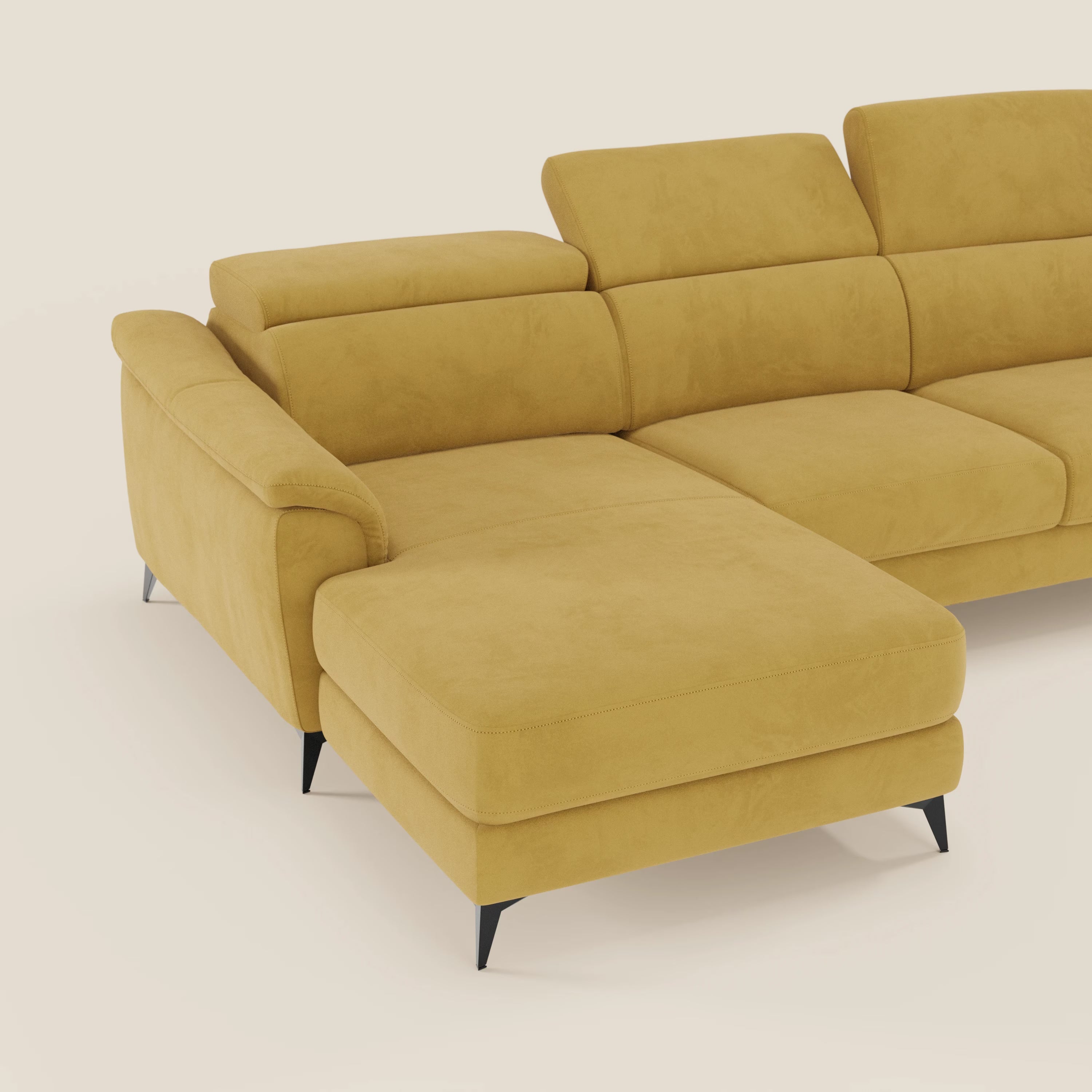 Arcos Divano con penisola di Divani.Store è caratterizzato da microfibra impermeabile gialla T11, gambe alte e poggiatesta reclinabili: un moderno divano componibile dal comfort soffice su uno sfondo beige chiaro.