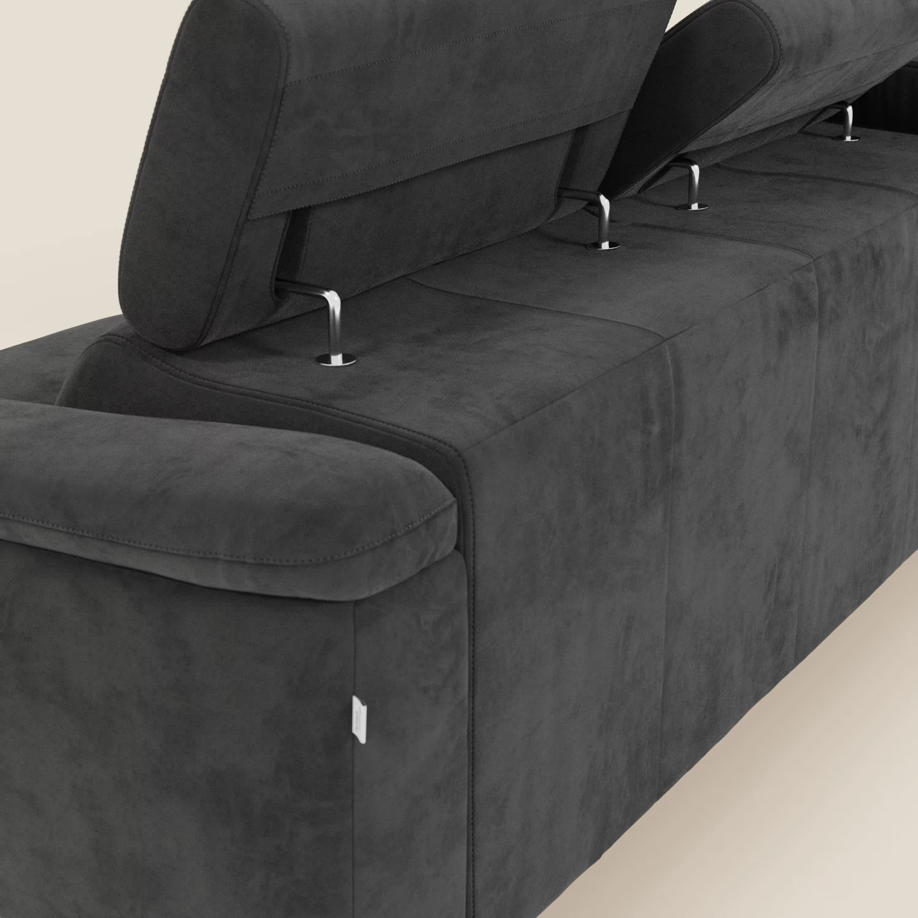 Il divano Arcos con penisola di Divani.Store, visto dal retro in posizione angolata, è caratterizzato da gambe alte, poggiatesta regolabili in microfibra impermeabile effetto scamosciato T11 nero, bordi impunturati e fondo beige chiaro.