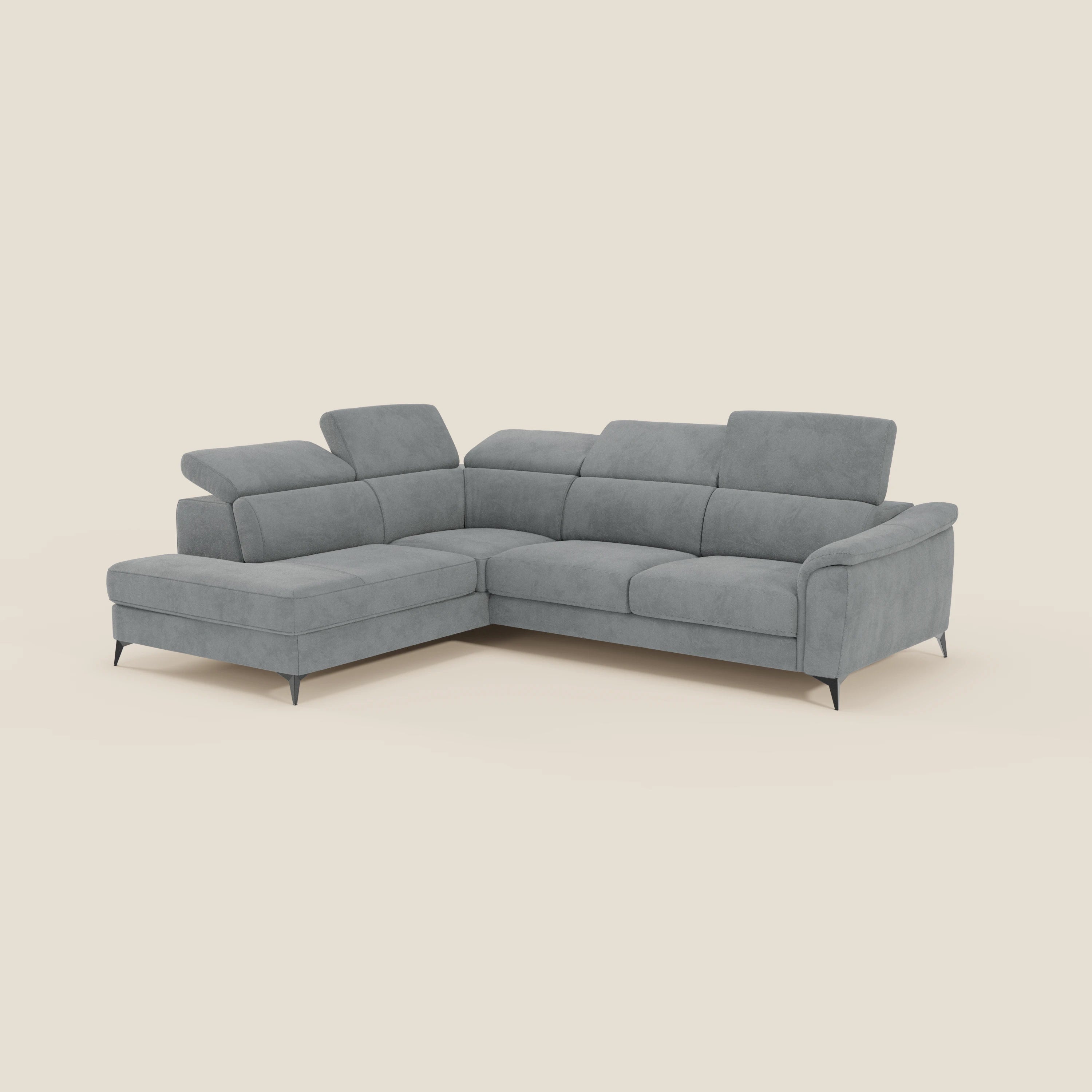 Arcos Divano angolare di Divani.Store è caratterizzato da alte gambe in metallo e poggiatesta reclinabili in microfibra impermeabile grigio T11. La chaise longue estraibile offre una seduta spaziosa e morbida, su uno sfondo bianco sporco, ideale per più persone.