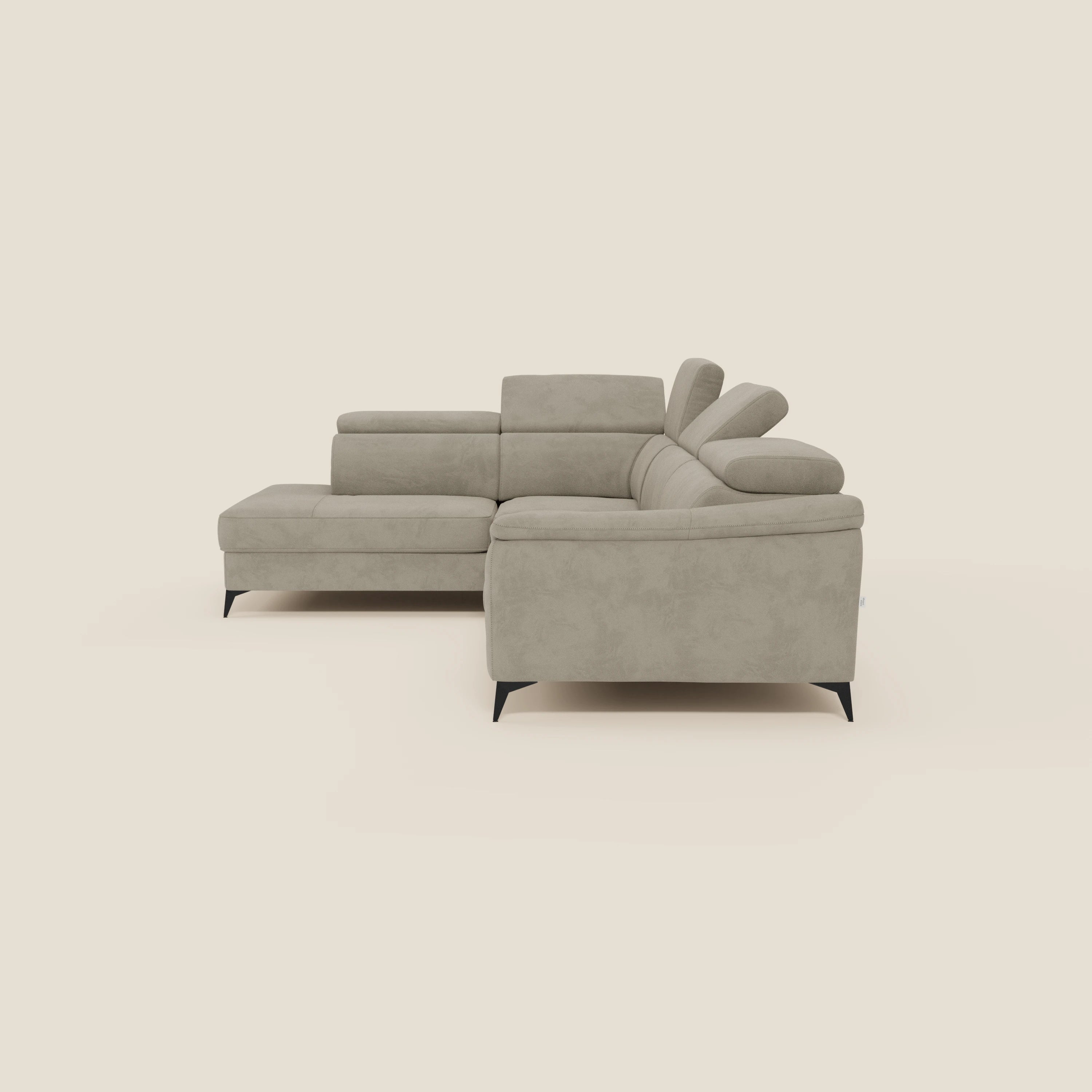 Il divano angolare Arcos di Divani.Store è caratterizzato da gambe alte, poggiatesta regolabili (lato destro rialzato) e chaise longue estraibile a sinistra. Rivestito in microfibra impermeabile T11 tortora, si colloca con stile su uno sfondo chiaro e neutro.