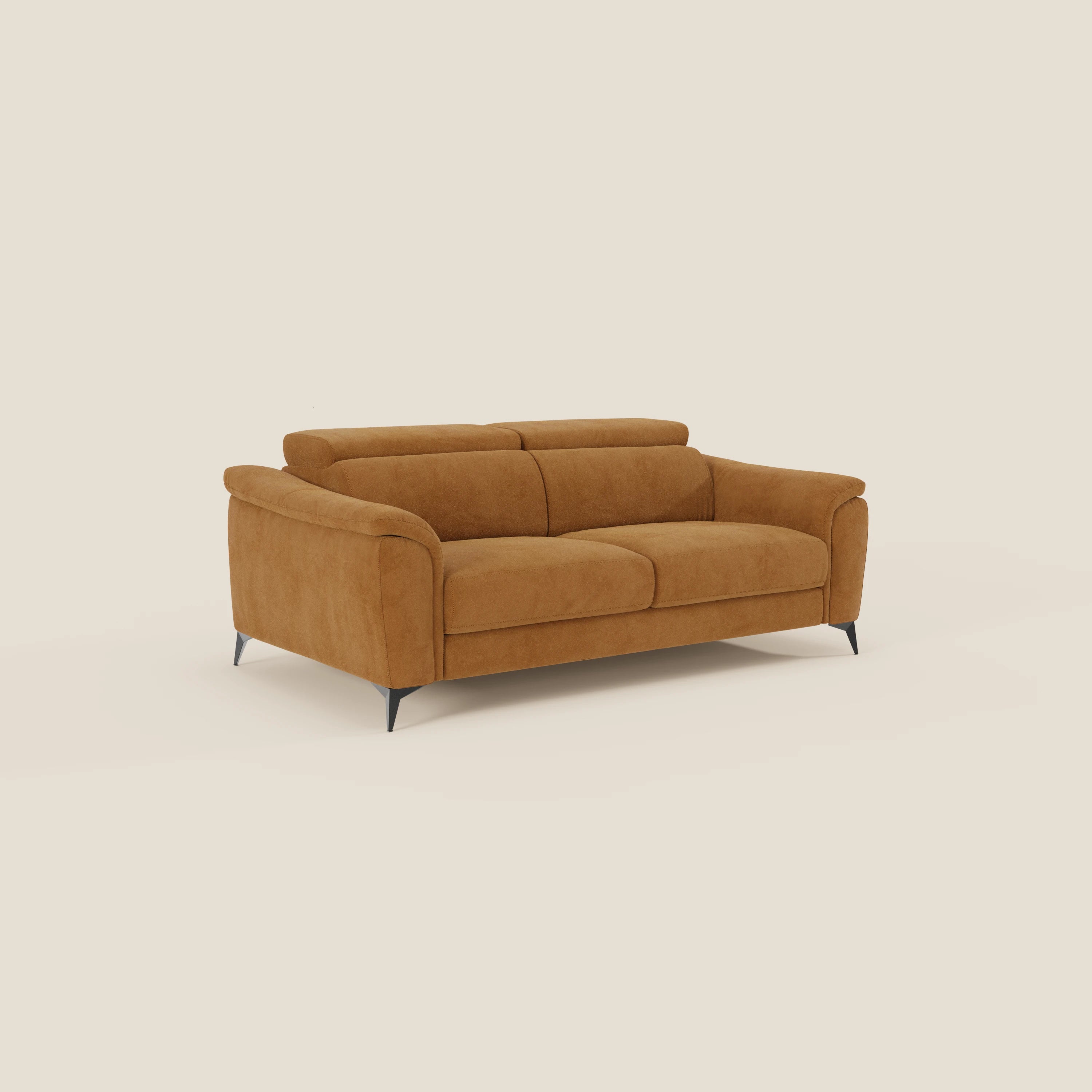 Arcos Divano 3 posti di Divani.Store è caratterizzato da gambe alte, poggiatesta reclinabili e rivestimento in microfibra impermeabile T11 cuoio in stile moderno, con cuscini morbidi e braccioli arrotondati su uno sfondo beige chiaro.