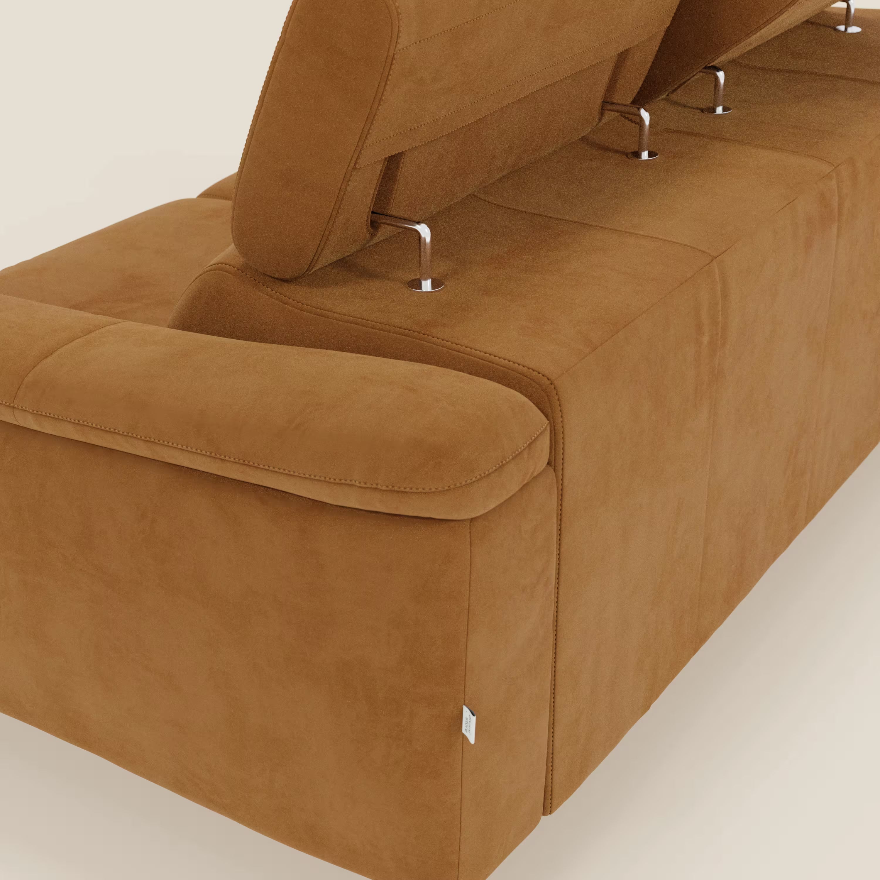 Primo piano di Arcos Divano 3 posti di Divani.Store in microfibra impermeabile T11 cuoio, con poggiatesta regolabile, piedini alti cromati, imbottitura soffice e una piccola etichetta laterale bianca su uno sfondo neutro.