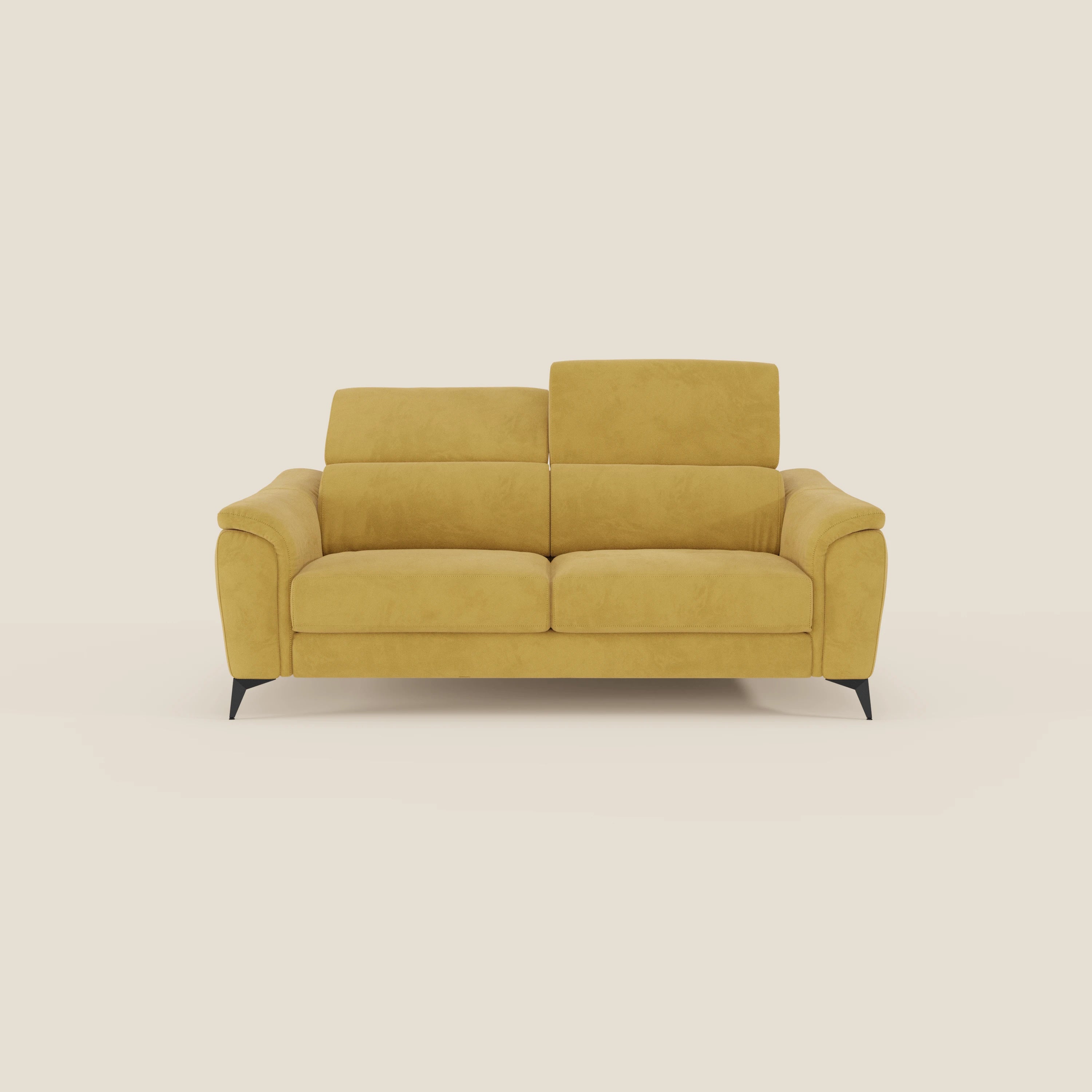 Arcos Divano 3 posti di Divani.Store è un moderno divano in microfibra impermeabile T11 giallo senape, con poggiatesta reclinabili, cuscini morbidi, ampi braccioli imbottiti e alte gambe nere. In un semplice sfondo beige chiaro.