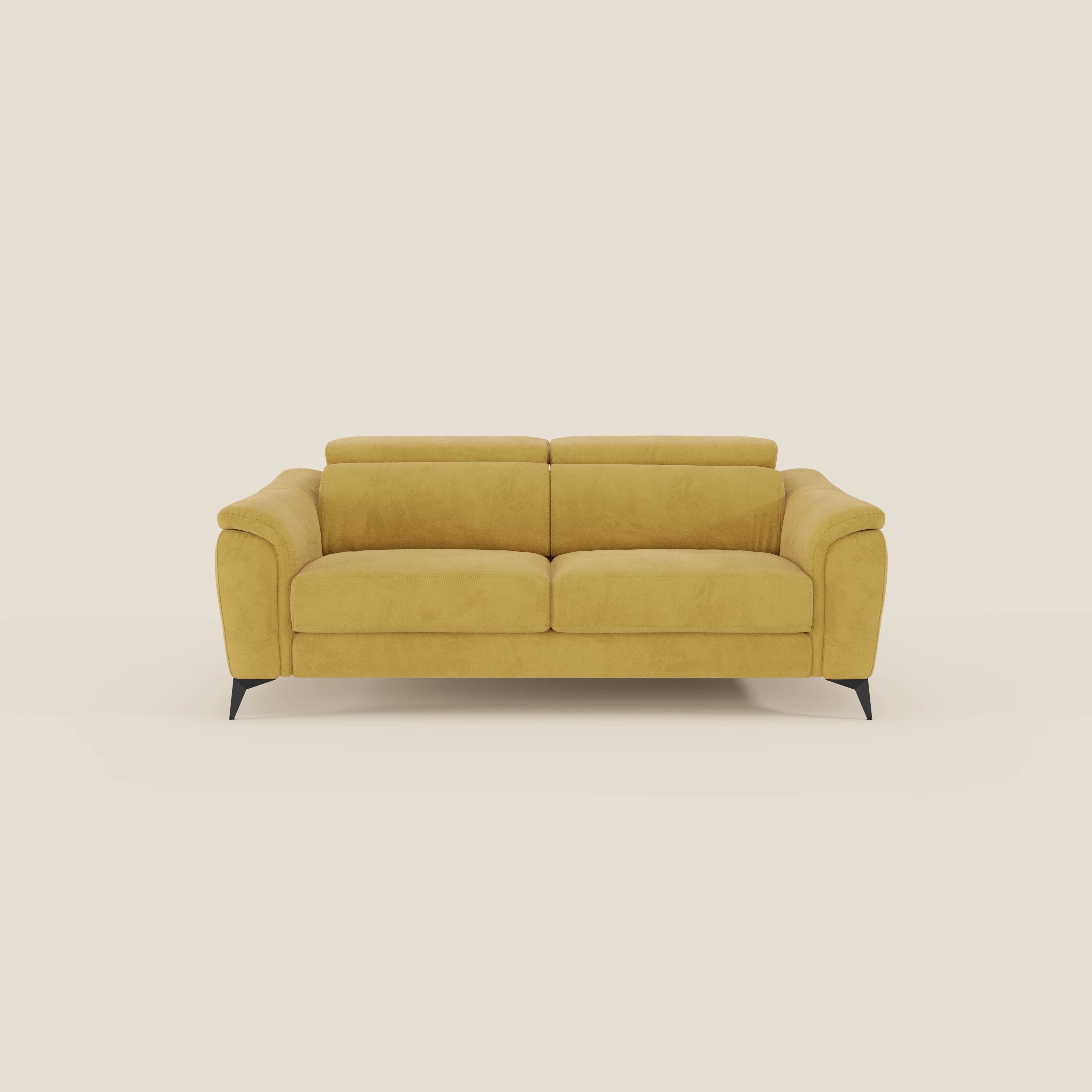 Arcos Divano 3 posti di Divani.Store è caratterizzato da gambe alte, poggiatesta reclinabili e microfibra impermeabile T11 giallo. Questo divano moderno, con i suoi cuscini e la sua silhouette slanciata, è presentato su un semplice sfondo color crema.