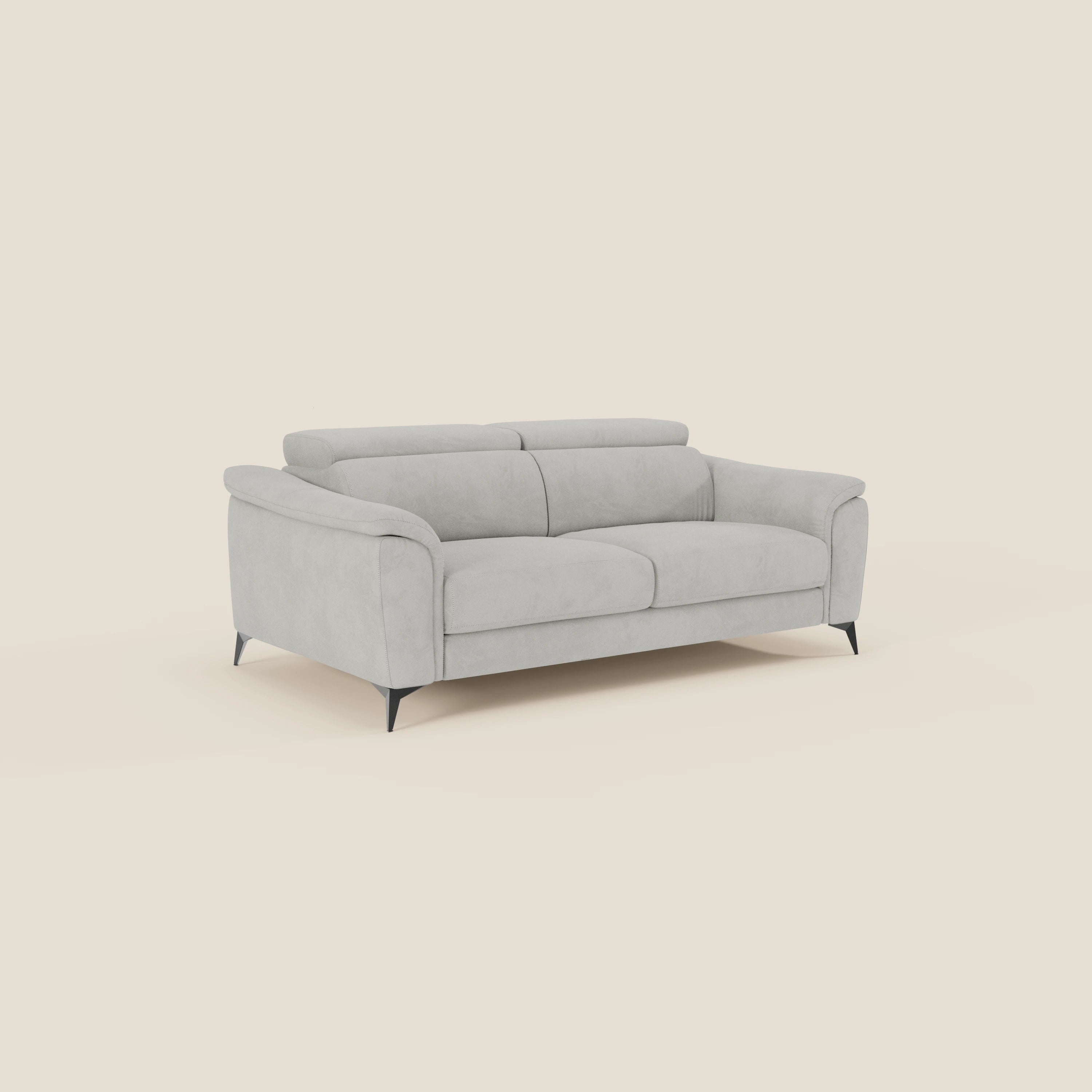 Arcos Divano 3 posti di Divani.Store è caratterizzato da gambe alte, poggiatesta reclinabili e rivestimento in microfibra impermeabile T11 grigio chiaro, perfetto per un salotto moderno, qui presentato su uno sfondo crema.