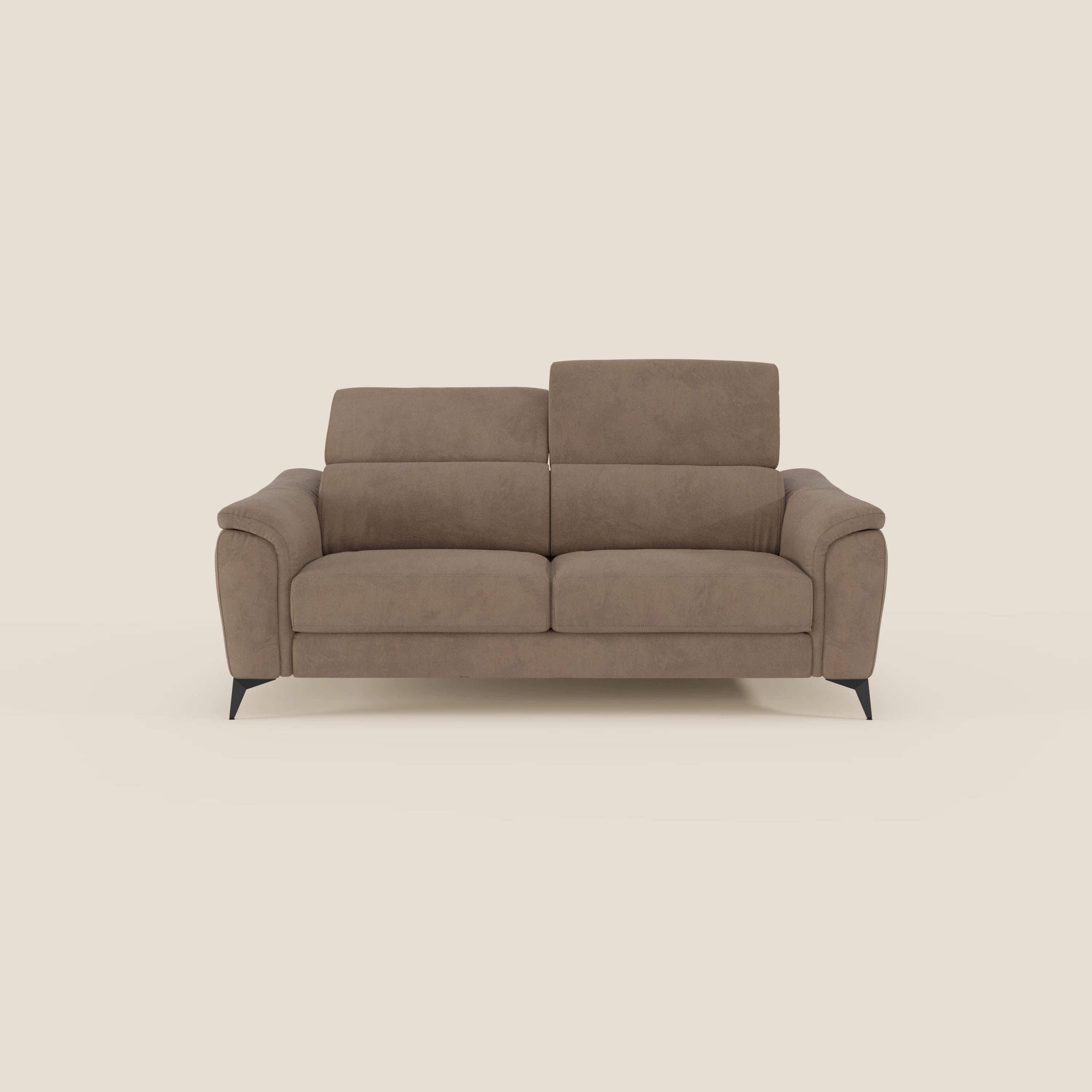 L'Arcos Divano 3 posti di Divani.Store, in microfibra impermeabile T11 marrone con gambe alte e poggiatesta regolabili, è caratterizzato da un design moderno. Il poggiatesta di sinistra si abbassa e quello di destra si alza su uno sfondo color crema.