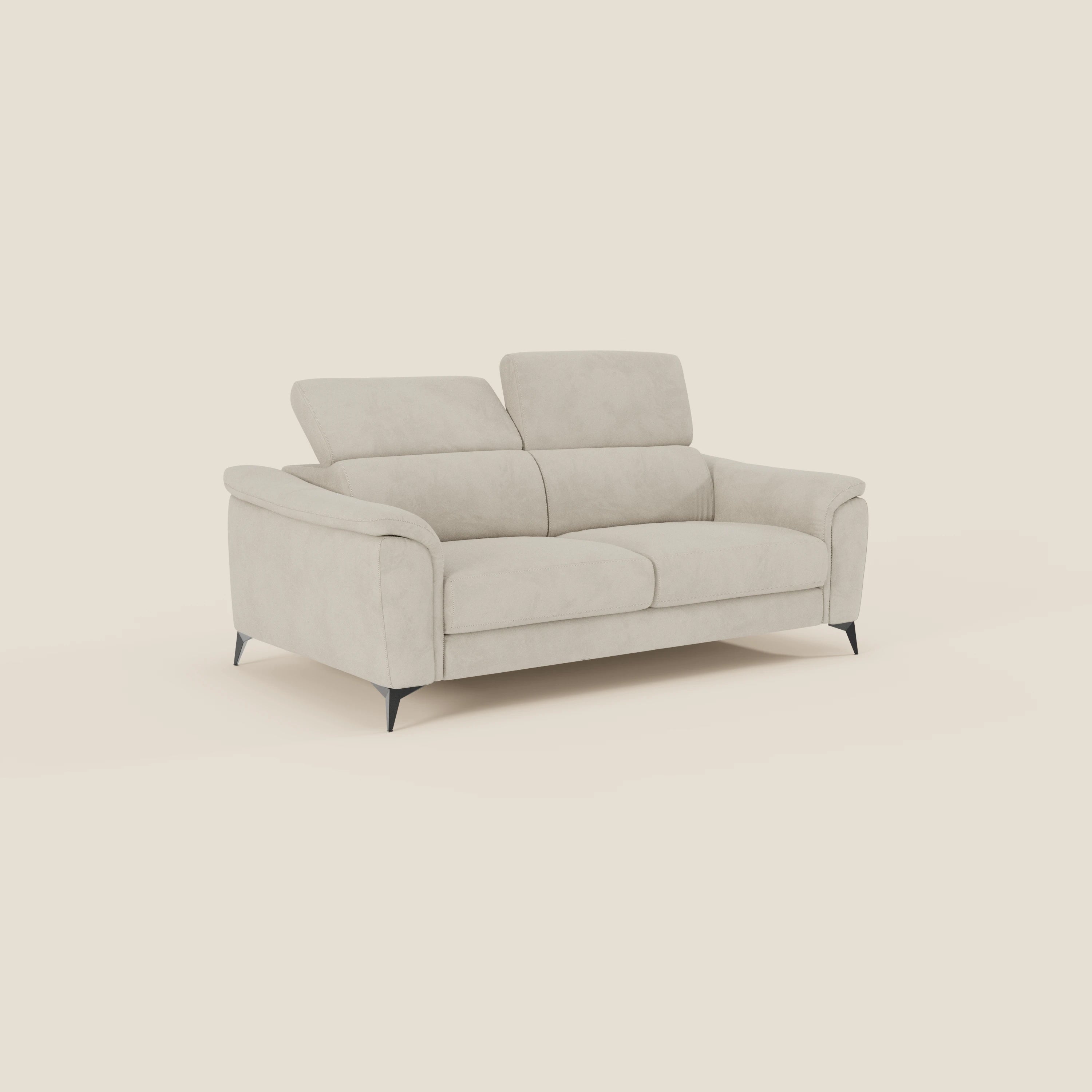 Arcos Divano 3 posti di Divani.Store in microfibra impermeabile T11 panna è caratterizzato da due ampie sedute, poggiatesta regolabili, braccioli bassi e alte gambe nere. Il suo design minimalista e contemporaneo spicca su uno sfondo beige semplice.