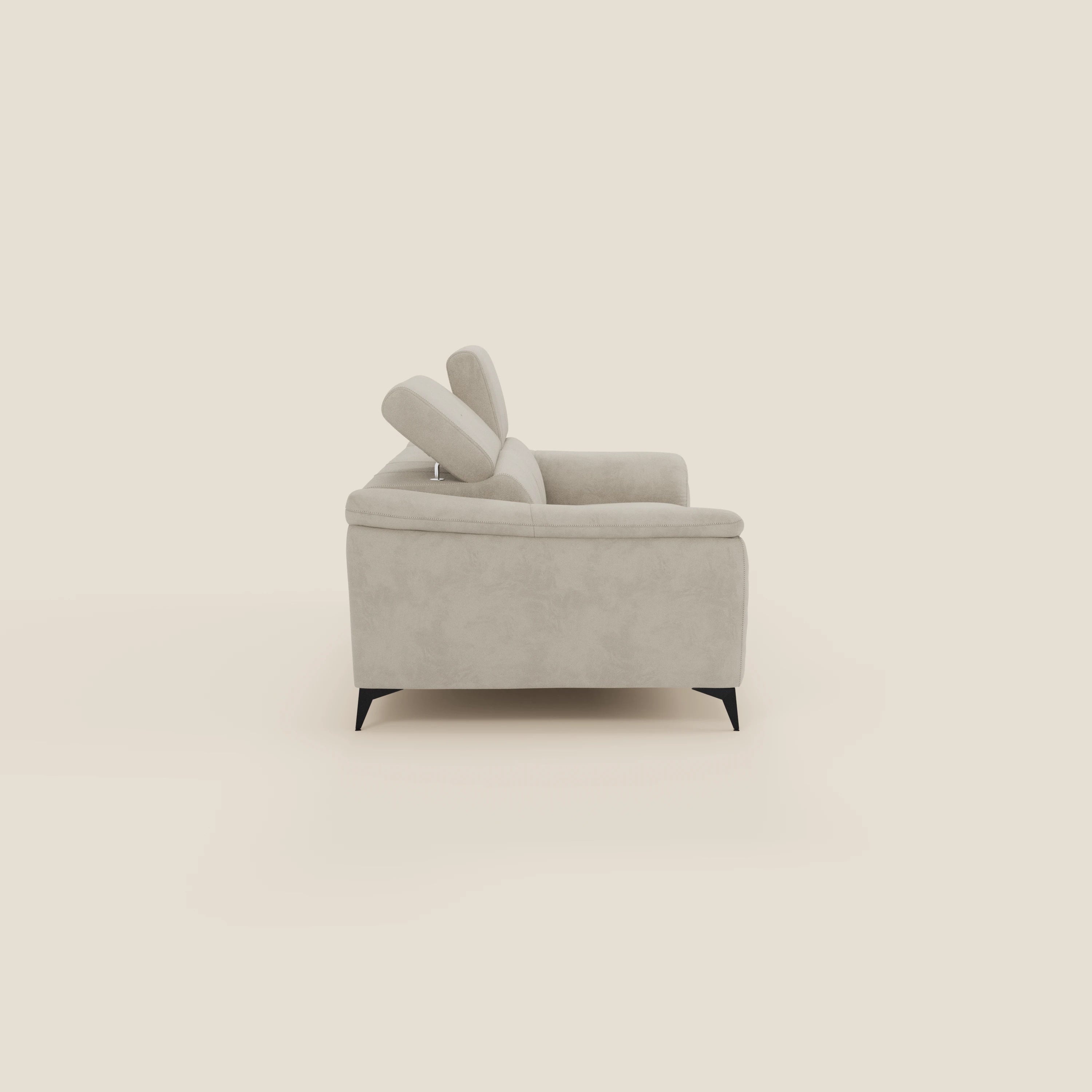 L'Arcos Divano 3 posti di Divani.Store in microfibra impermeabile T11 panna è caratterizzato da gambe alte e due poggiatesta reclinabili, raffigurati a lato su uno sfondo crema chiaro.