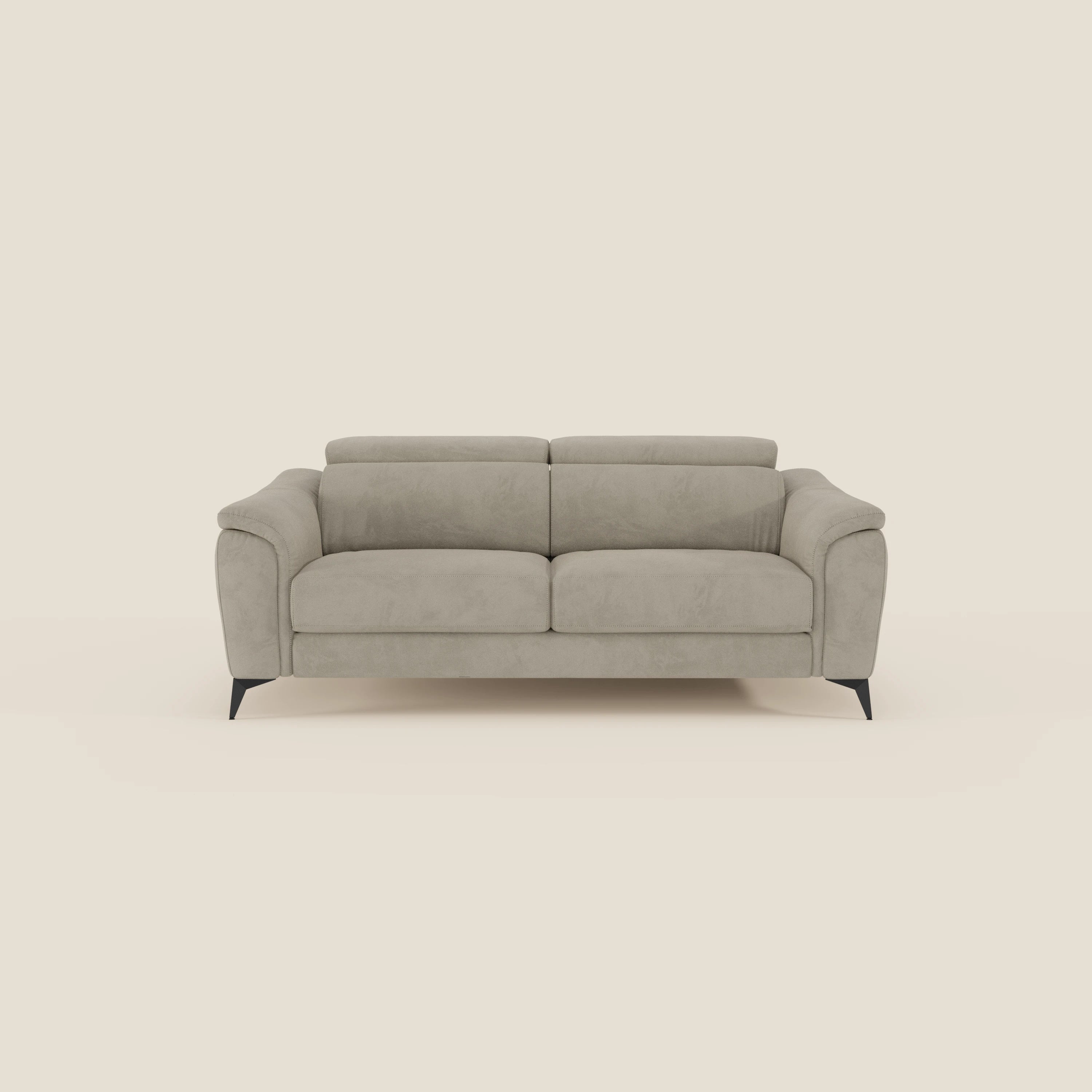 Arcos Divano 3 posti di Divani.Store presenta un design moderno in microfibra impermeabile color tortora T11, con cuscini morbidi, ampi braccioli, alte gambe nere e poggiatesta reclinabili per il massimo comfort, su uno sfondo beige semplice.