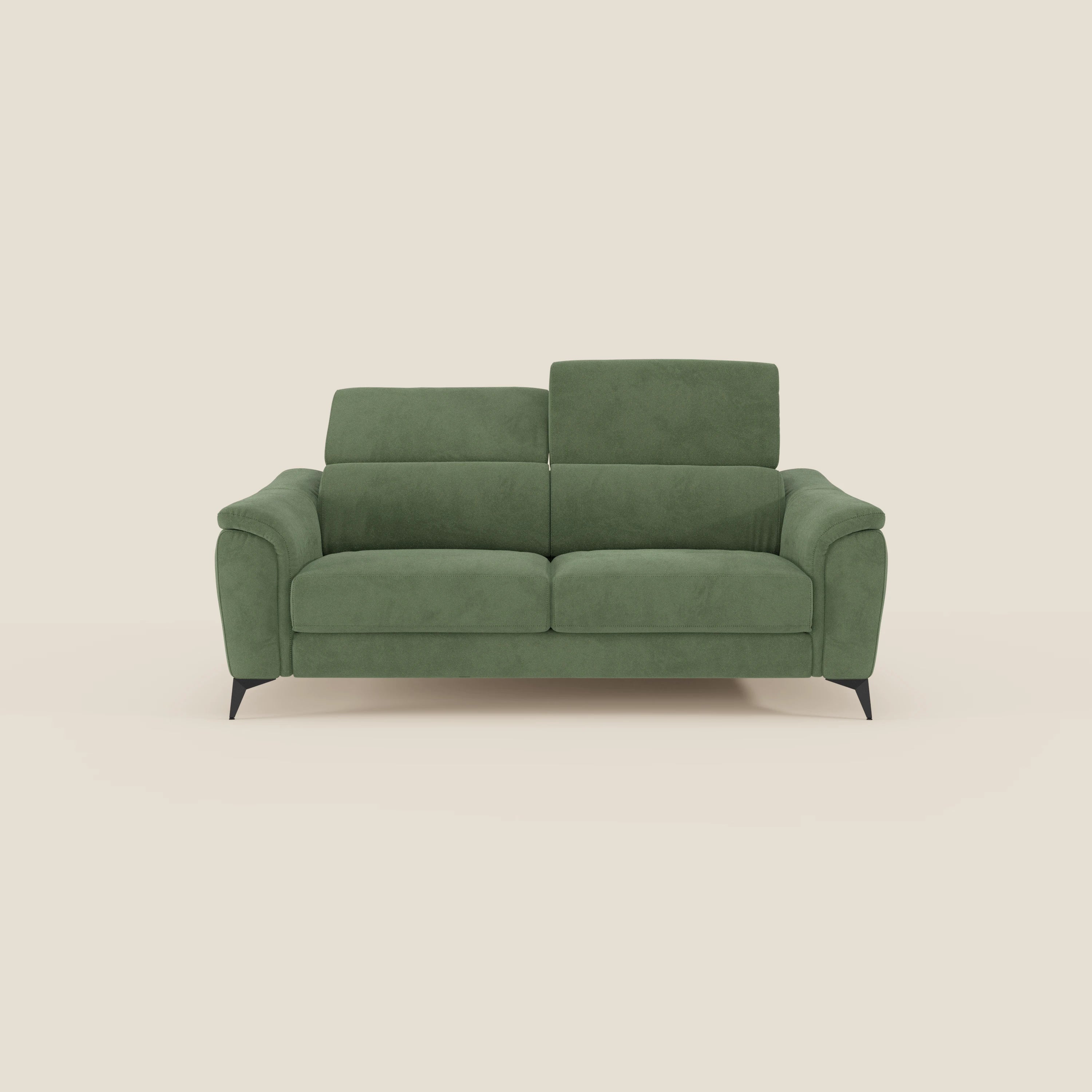 Arcos Divano 3 posti di Divani.Store è caratterizzato da alte gambe nere e due poggiatesta reclinabili, rivestiti in microfibra impermeabile verde T11, con morbidi cuscini e braccioli angolati, su uno sfondo beige chiaro.