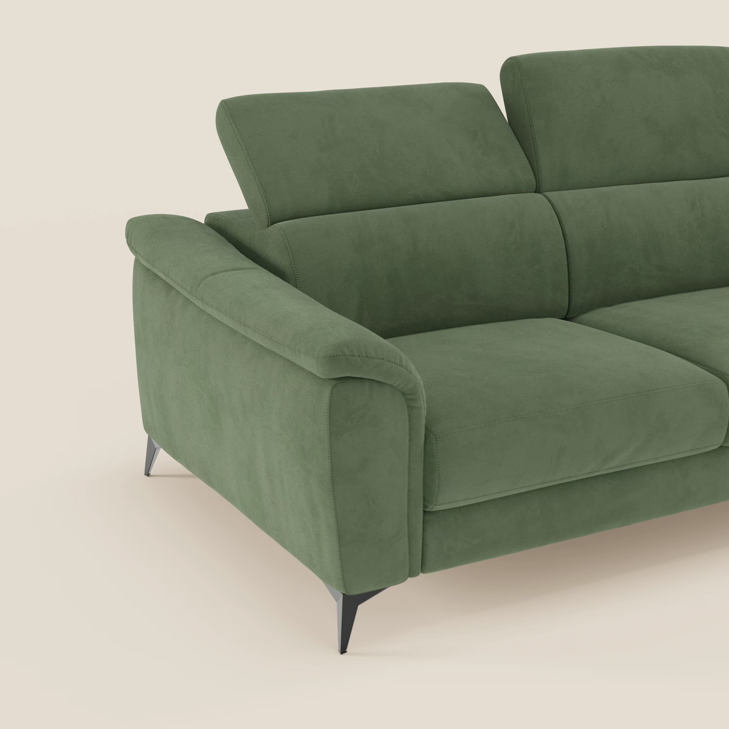 Arcos Divano 3 posti di Divani.Store è caratterizzato da gambe alte e poggiatesta regolabili in microfibra impermeabile verde T11, che combinano braccioli, sedute imbottite e linee moderne per un look morbido e invitante su uno sfondo beige chiaro.