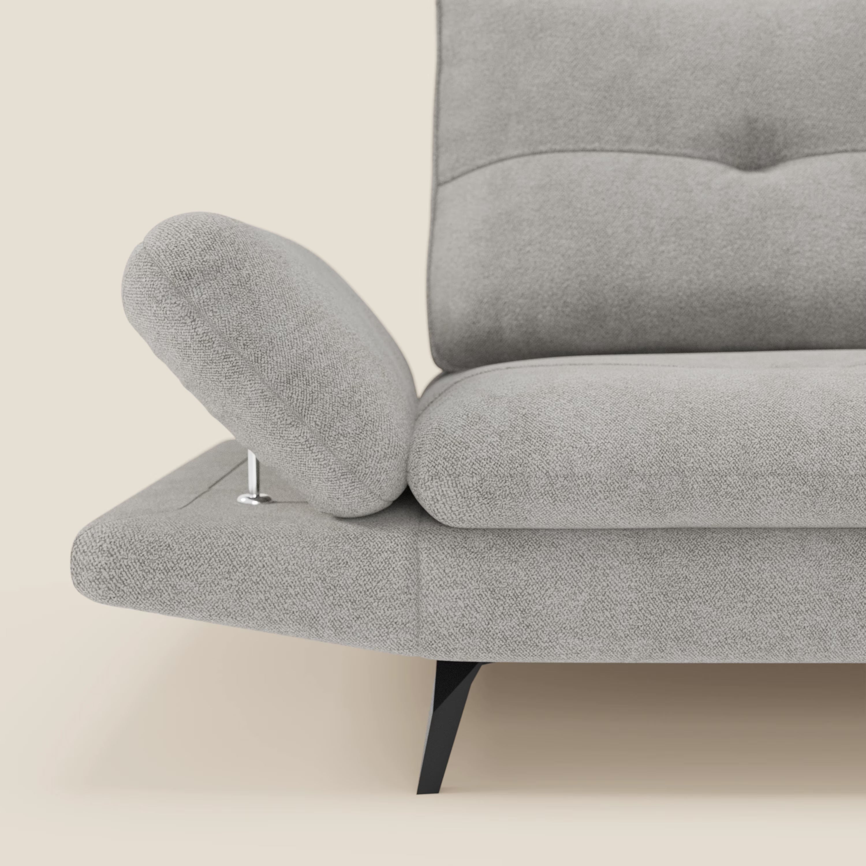 Primo piano di Ardex Divano 3 posti di Divani.Store, 238 cm in grigio T07 impermeabile, con braccioli regolabili e schienale scorrevole. Il tessuto strutturato e le eleganti gambe angolari nere spiccano su uno sfondo beige.