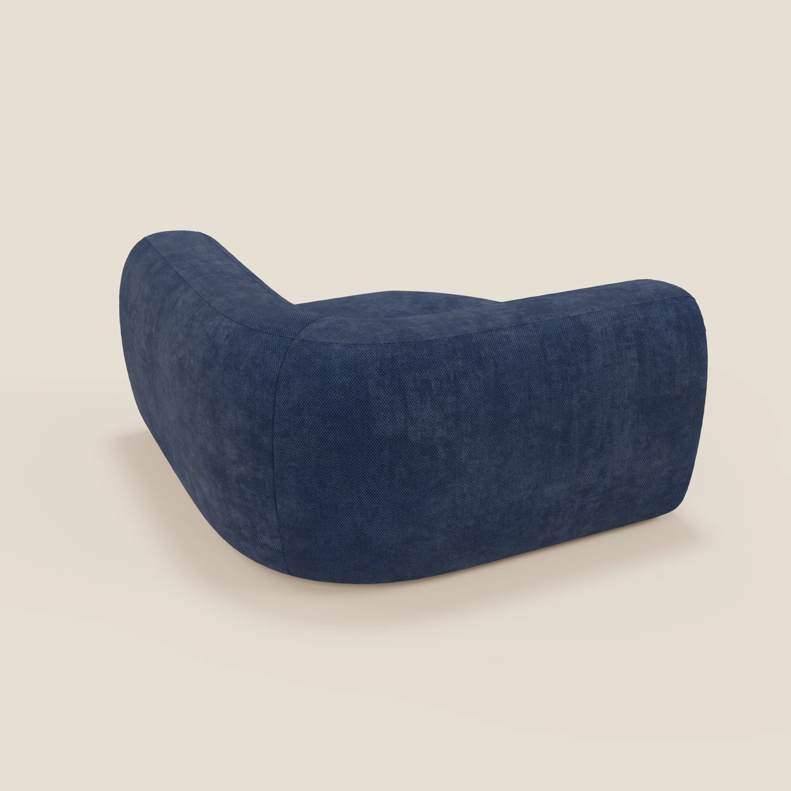 BonBon Modulo angolare - Divano componibile GF edition blu navy di Divani.Store è una moderna poltrona senza braccioli dal profilo basso, con curve spesse e ampia seduta per un look elegante e minimalista su sfondo crema.