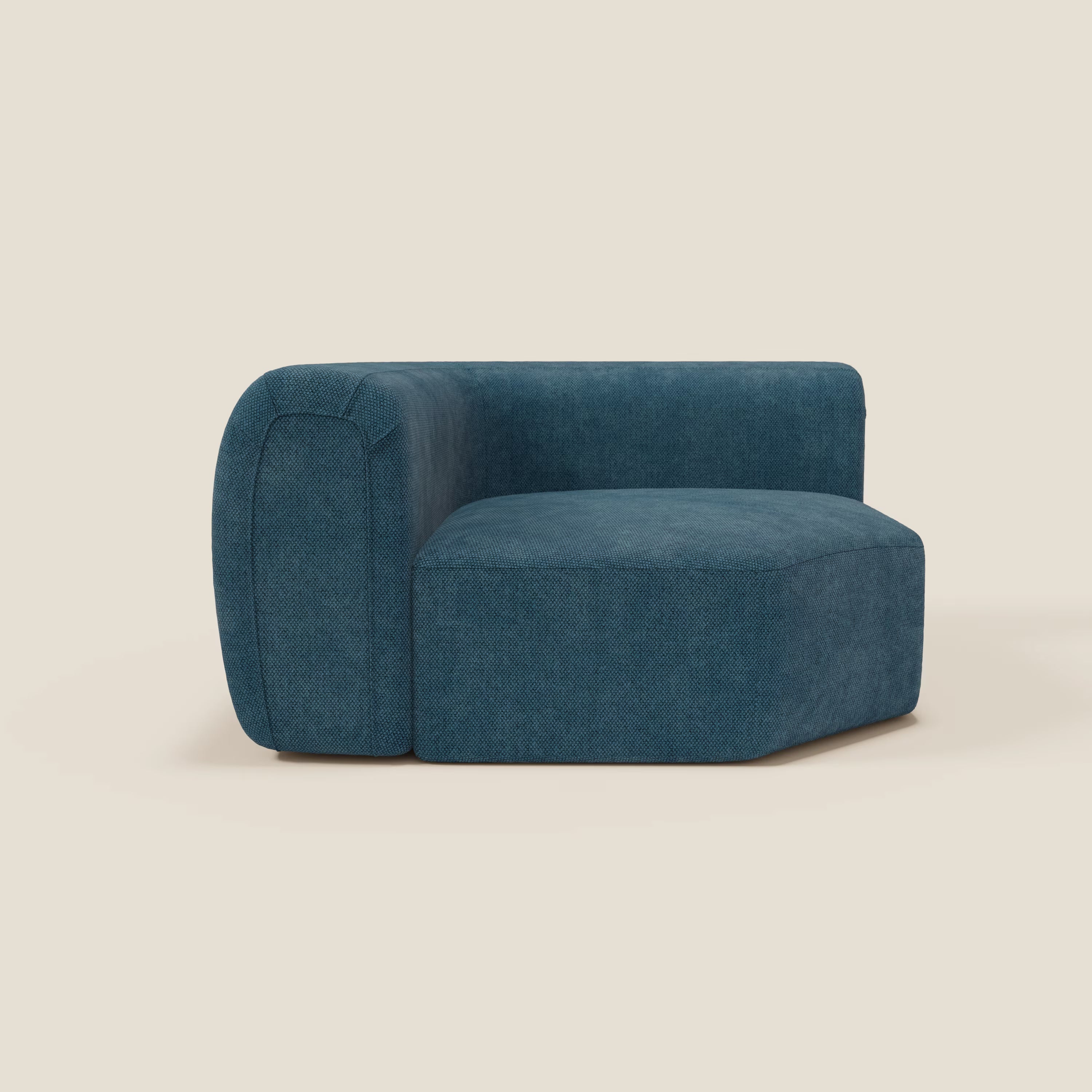 Il BonBon Modulo angolare - Divano componibile GF edition petrolio di Divani.Store è caratterizzato da un design moderno e di basso profilo, con un unico bracciolo sinistro, bordi arrotondati e rivestimento blu testurizzato su uno sfondo beige chiaro.