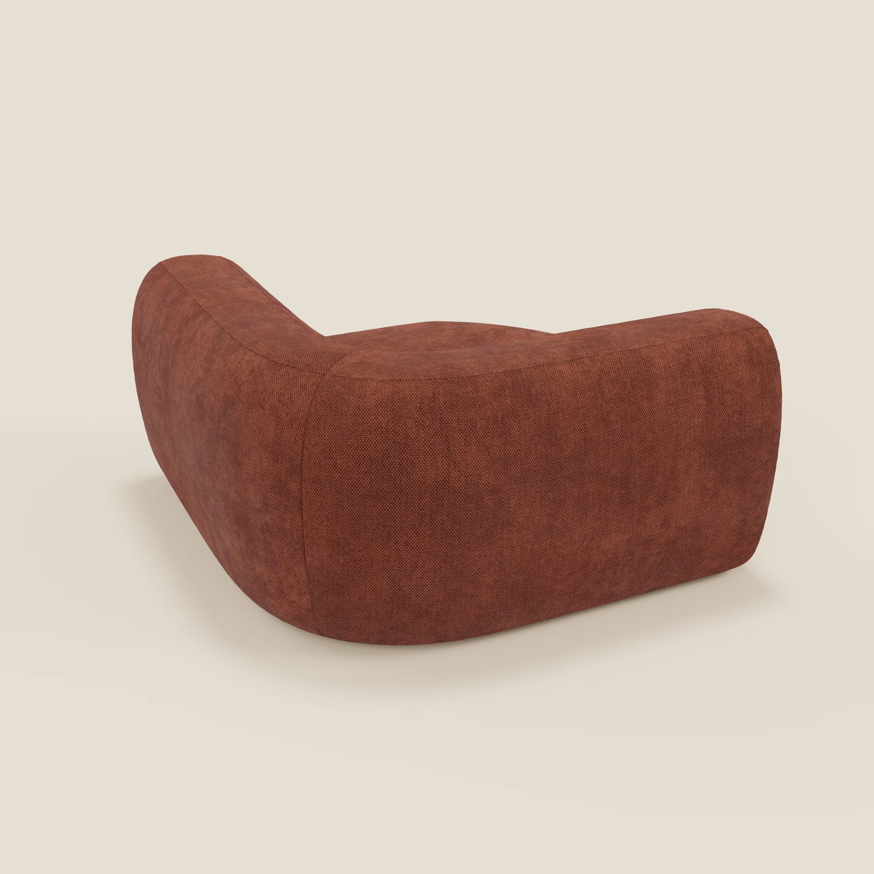 BonBon Modulo angolare di Divani.Store è una moderna poltrona lounge senza braccioli in ricco tessuto ruggine con bordi arrotondati, ispirata allo stile divano modulare e presentata angolare su uno sfondo beige chiaro.