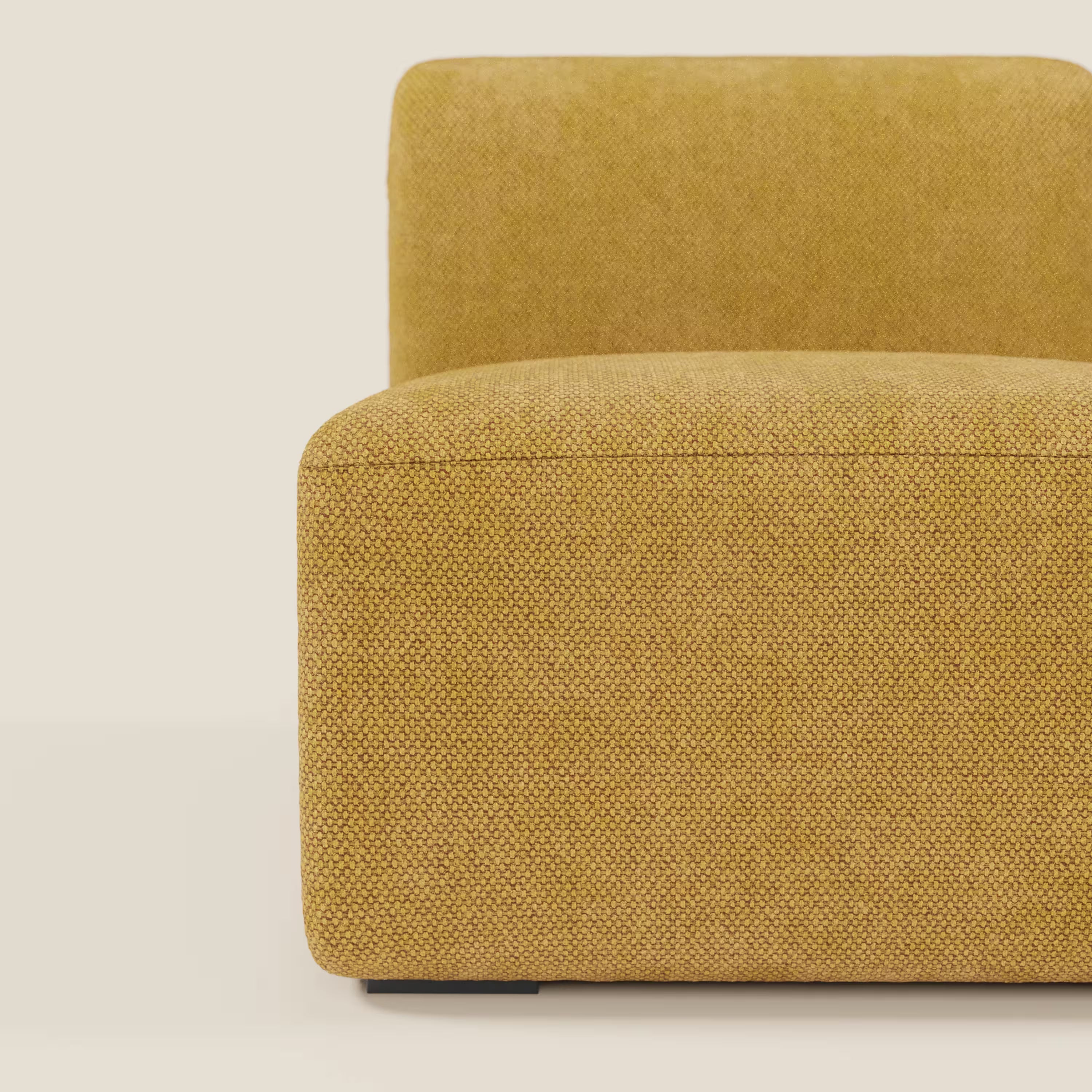 Un primo piano del BonBon modulo centrale 70 cm - Grande Fratello edition giallo di Divani.Store mostra il rivestimento giallo testurizzato e il design squadrato senza braccioli su uno sfondo beige chiaro, con la sola metà sinistra visibile.