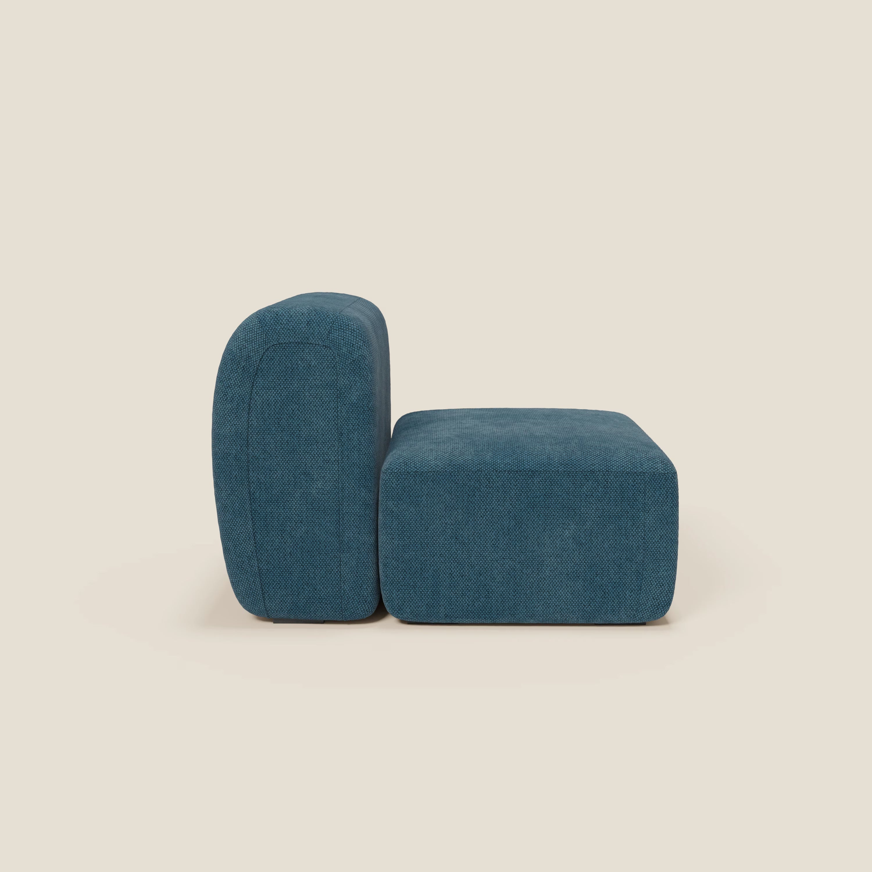 Sedia senza braccioli BonBon modulo centrale 70 cm - Grande Fratello edition petrolio di Divani.Store, di colore blu, con seduta rettangolare spessa e schienale eretto, vista di lato su sfondo beige chiaro. Rivestita in tessuto minimalista.