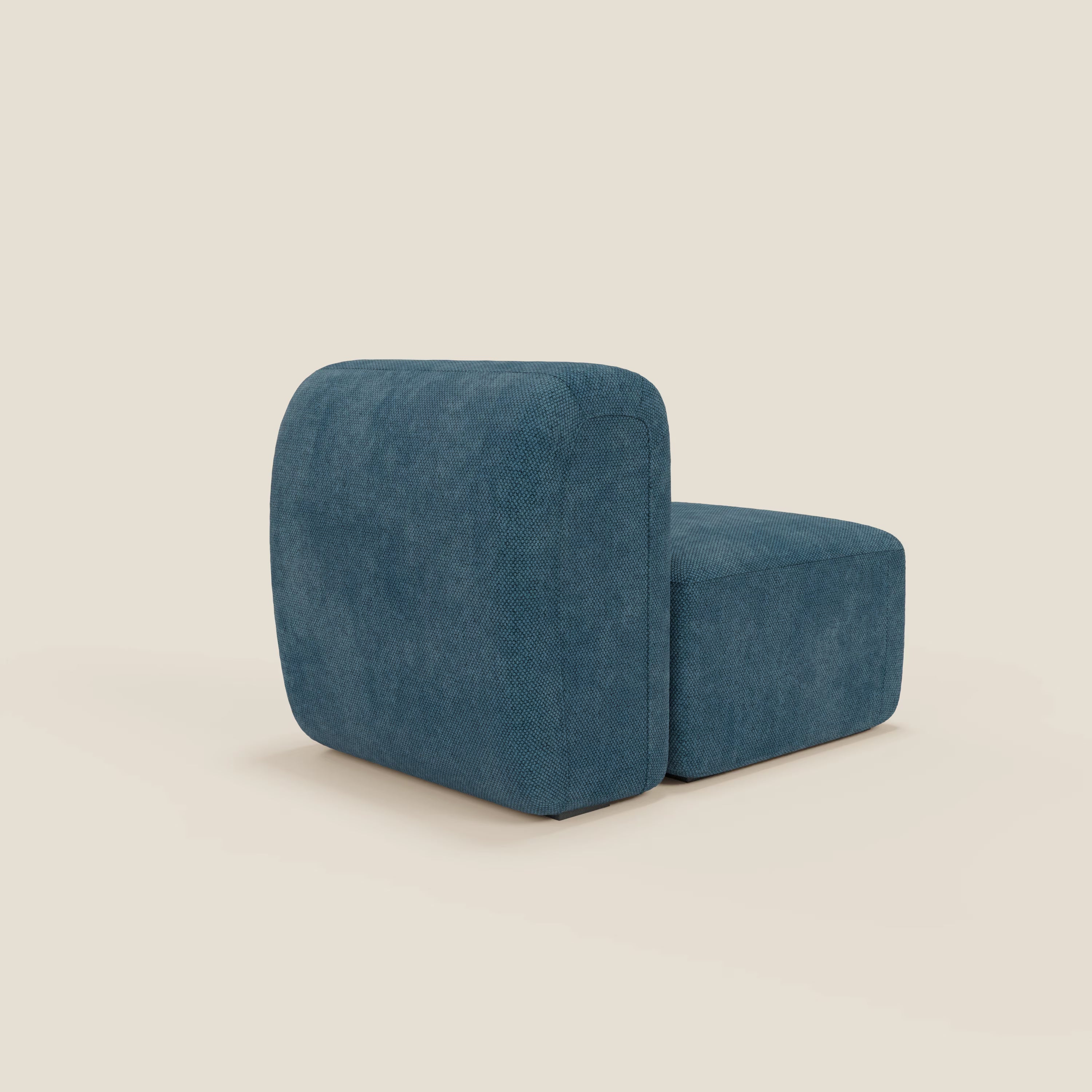 La sedia BonBon modulo centrale 70 cm - Grande Fratello edition petrolio di Divani.Store è una sedia moderna senza braccioli con tessuto testurizzato blu intenso, linee squadrate e minimaliste, bordi arrotondati e cuscini spessi su sfondo beige chiaro.