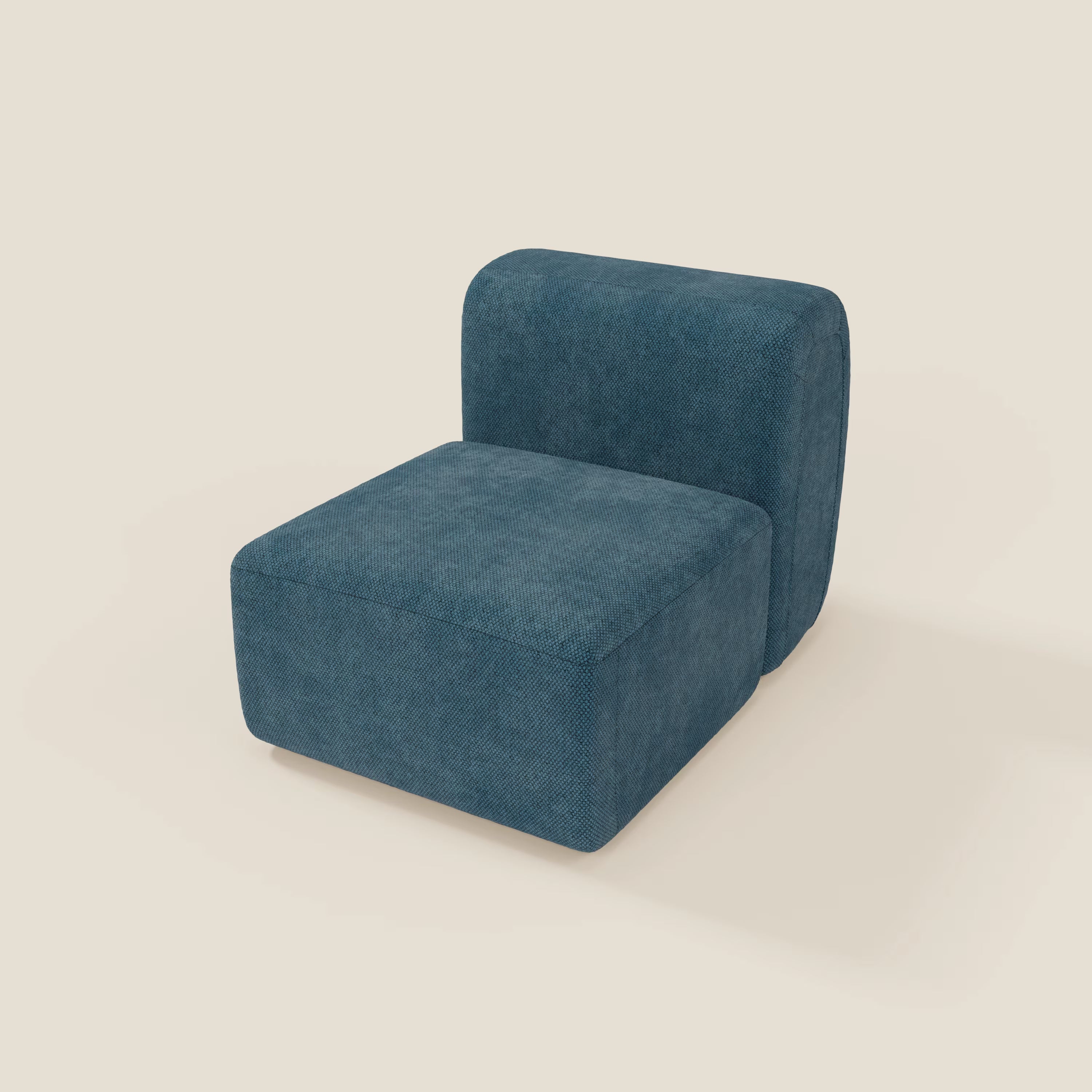 BonBon modulo centrale 70 cm - Grande Fratello edition petrolio di Divani.Store è una sedia moderna senza braccioli dal design minimalista con rivestimento blu testurizzato, caratterizzata da una seduta spessa e uno schienale rettangolare arrotondato. In versione su sfondo beige chiaro.