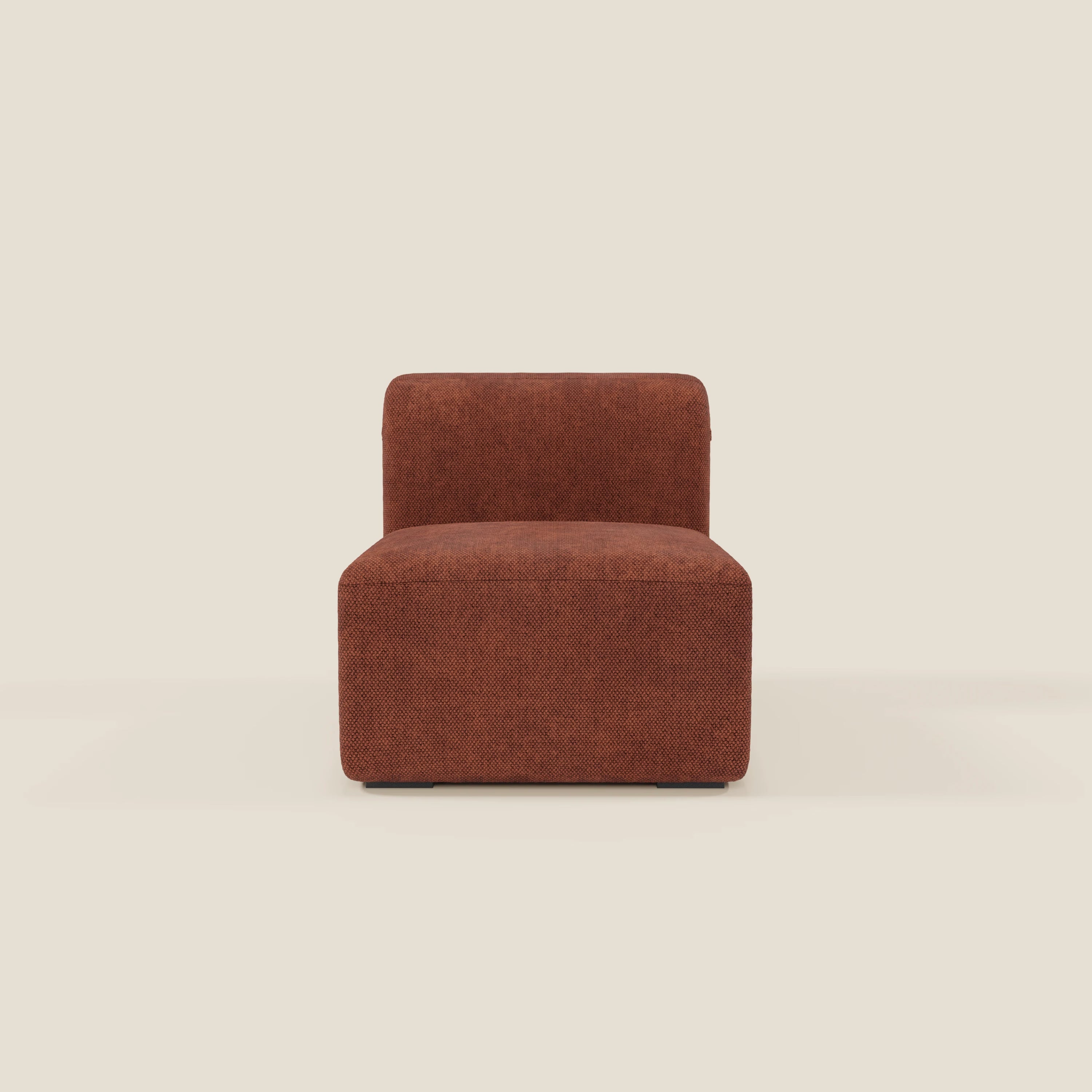 Il BonBon modulo centrale 70 cm - Grande Fratello edition ruggine di Divani.Store è una moderna poltrona d'accento senza braccioli con rivestimento testurizzato color ruggine e schienale basso, su uno sfondo beige chiaro.