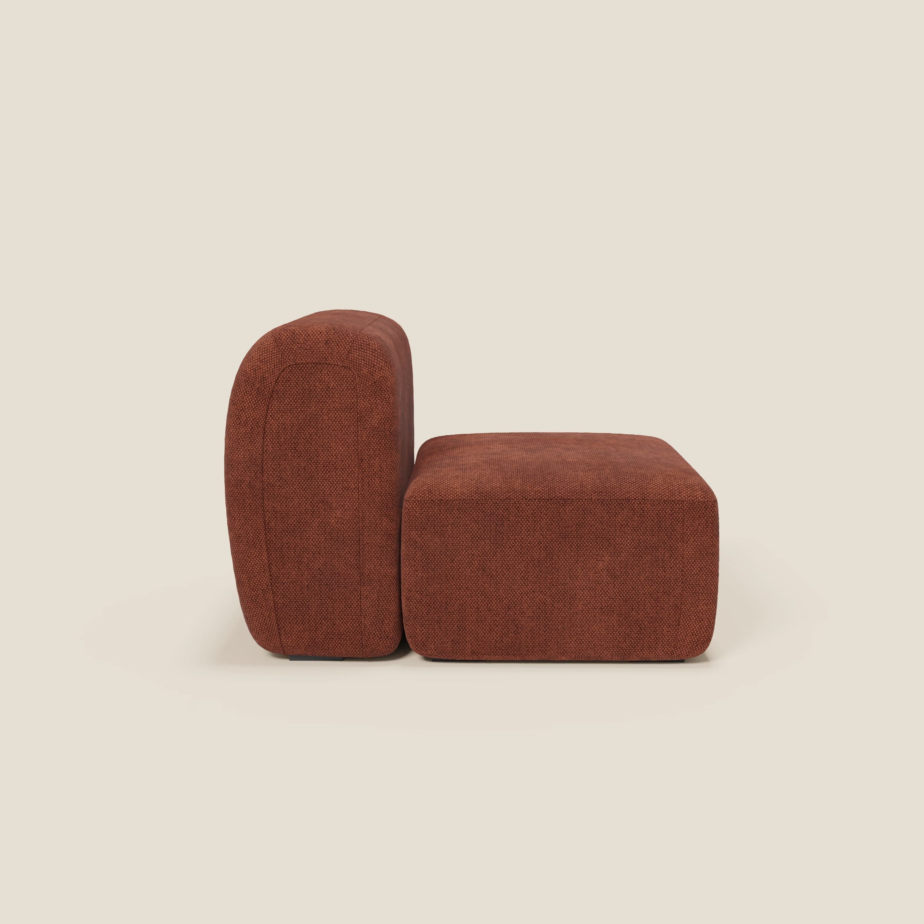 Il tappeto BonBon modulo centrale 70 cm - Grande Fratello edition di Divani.Store è caratterizzato da un design moderno e minimalista, con un tessuto ruggine e una seduta spessa. Su uno sfondo beige chiaro, è elegante, senza gambe o braccioli visibili.