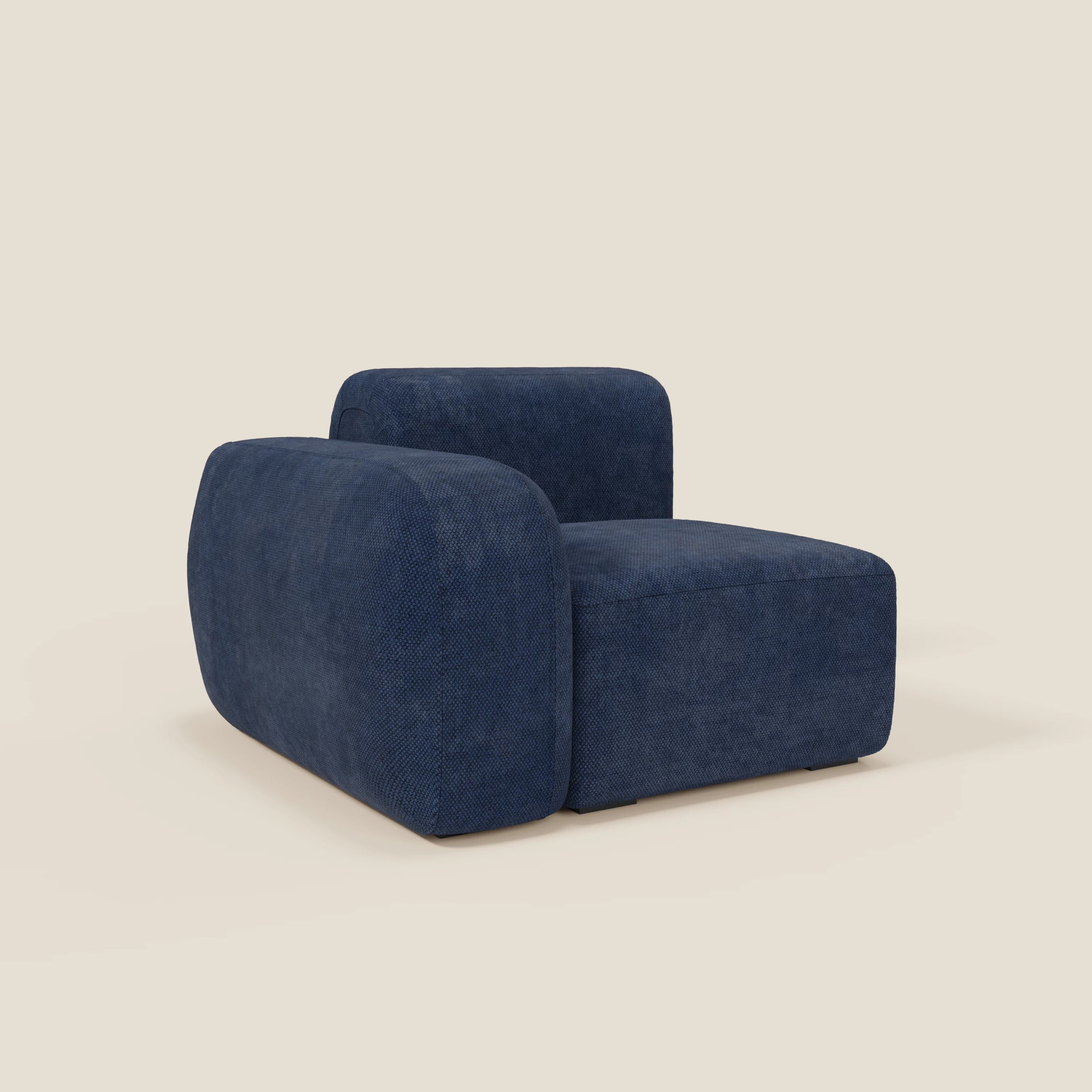 Il BonBon modulo terminale 105 cm sinistro o destro - Grande Fratello edition blu navy di Divani.Store è una moderna poltrona lounge senza braccioli con cuscini morbidi e una seduta spessa, su uno sfondo beige chiaro.